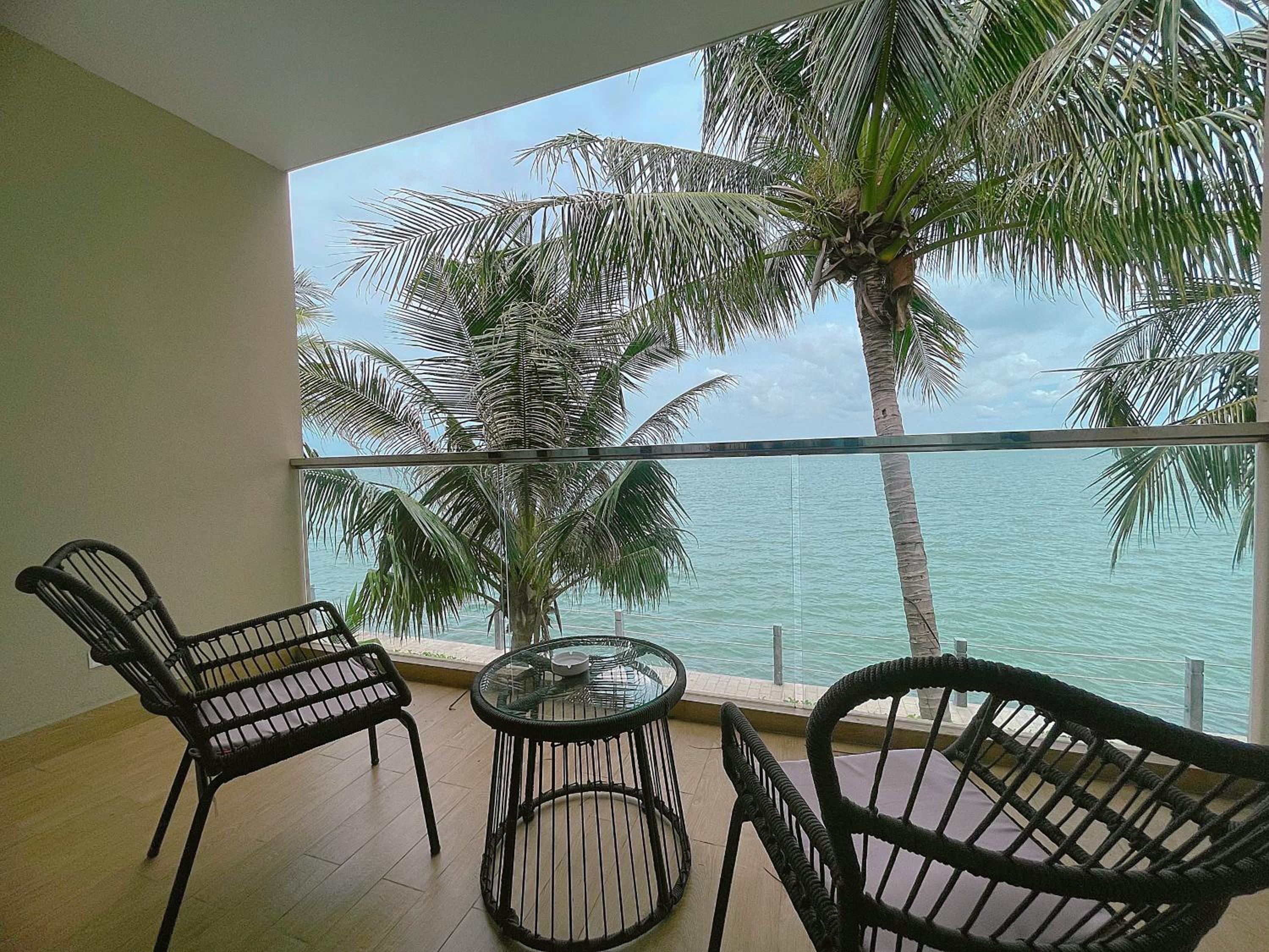 Bungalow Premier Twin Room with Balcony and Ocean View - Photo 1