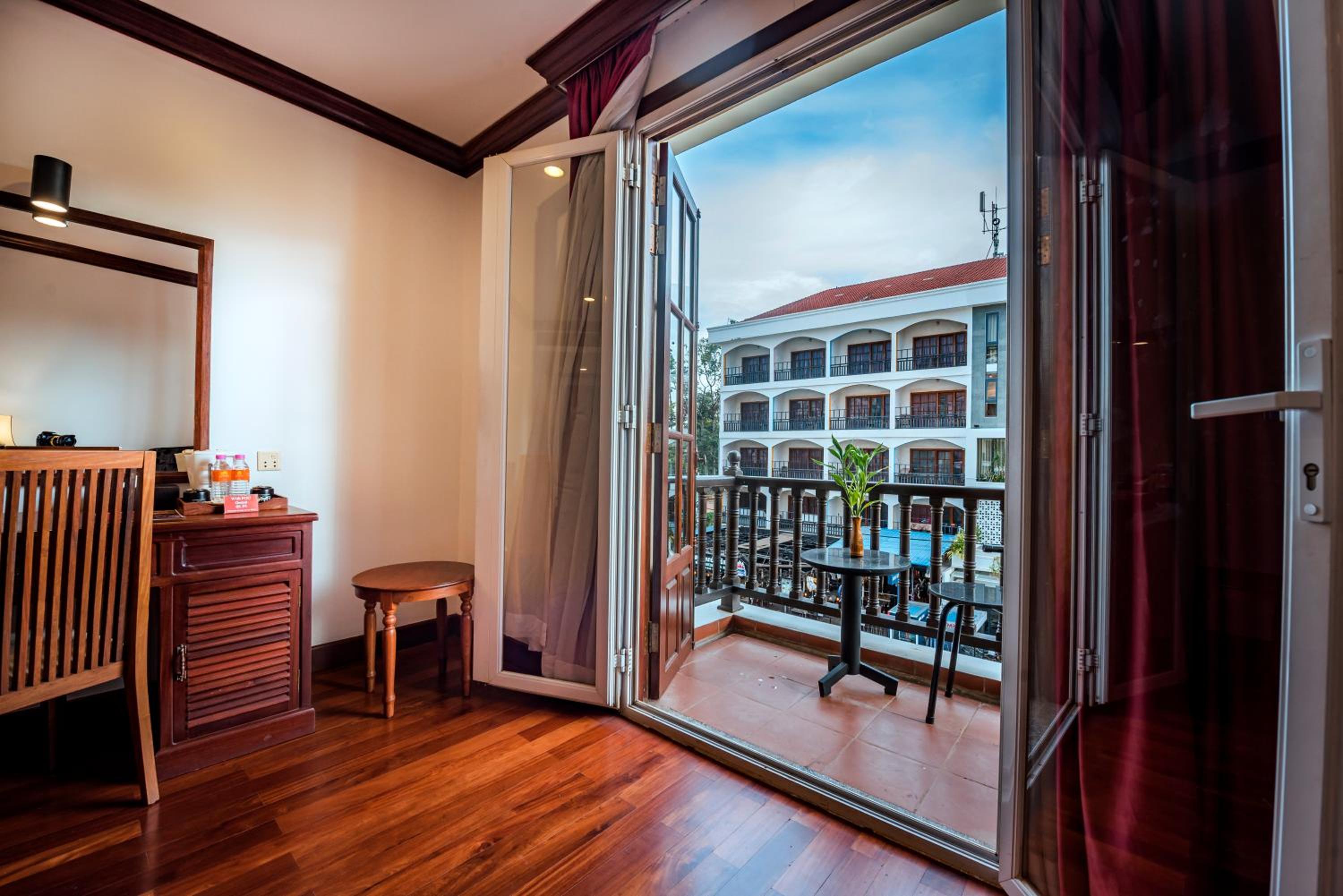 Deluxe King Room with Balcony - Photo 4