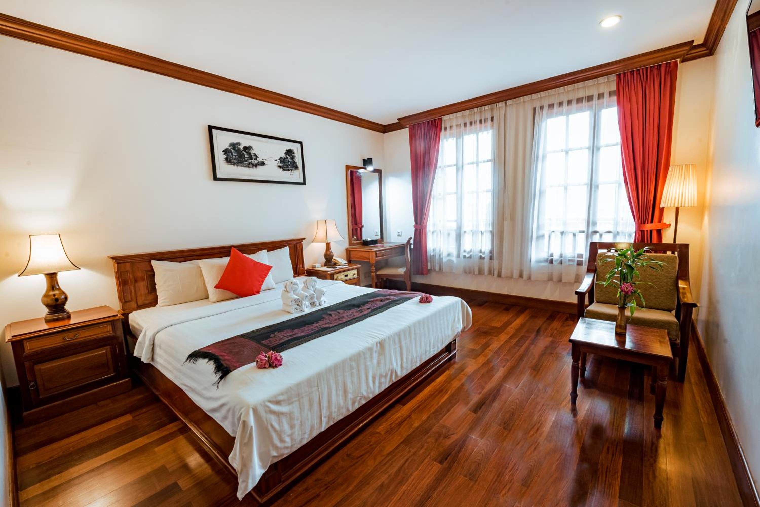 Deluxe King Room - Photo 1