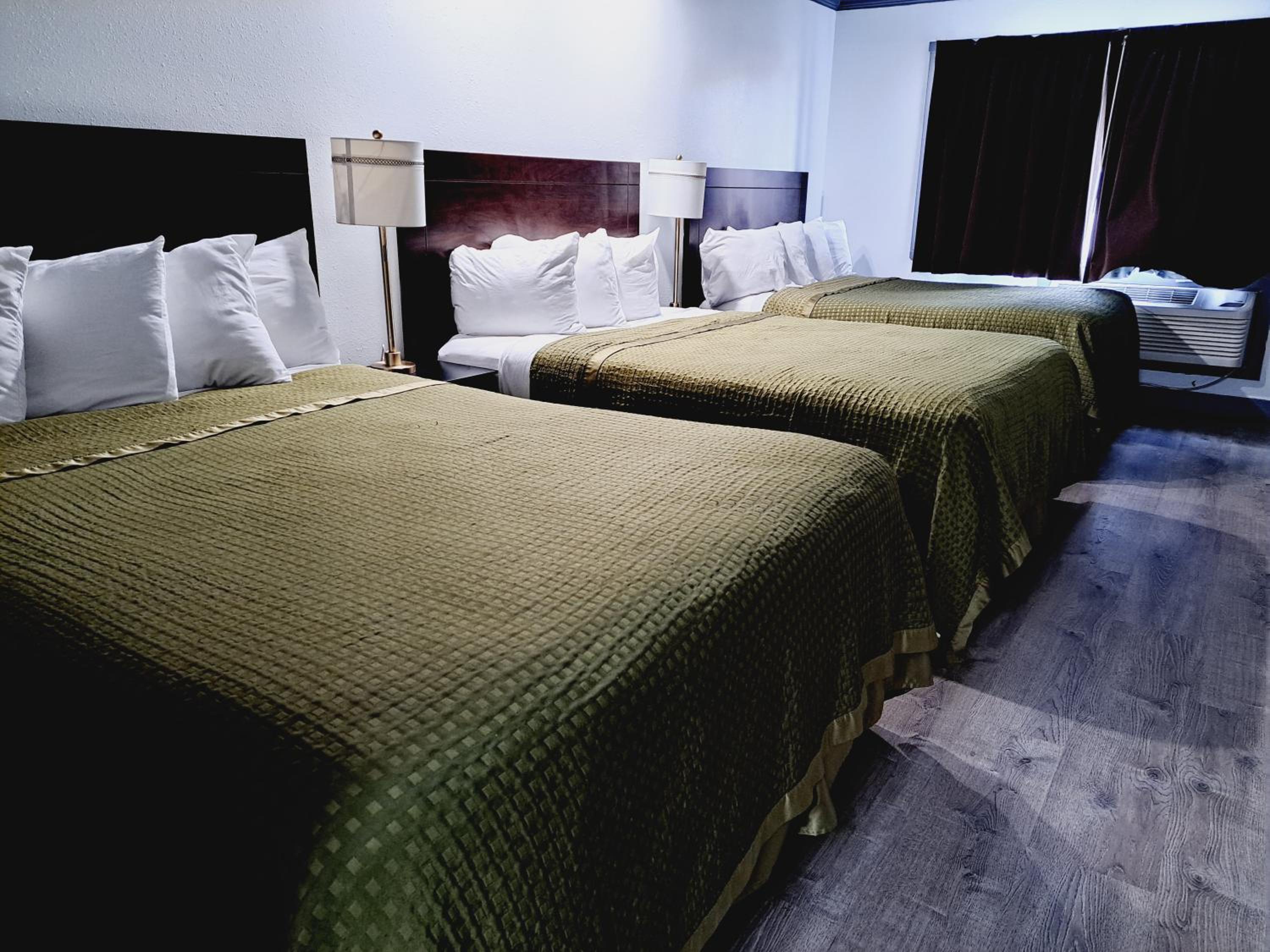 Queen Room with Three Queen Beds - Photo 1