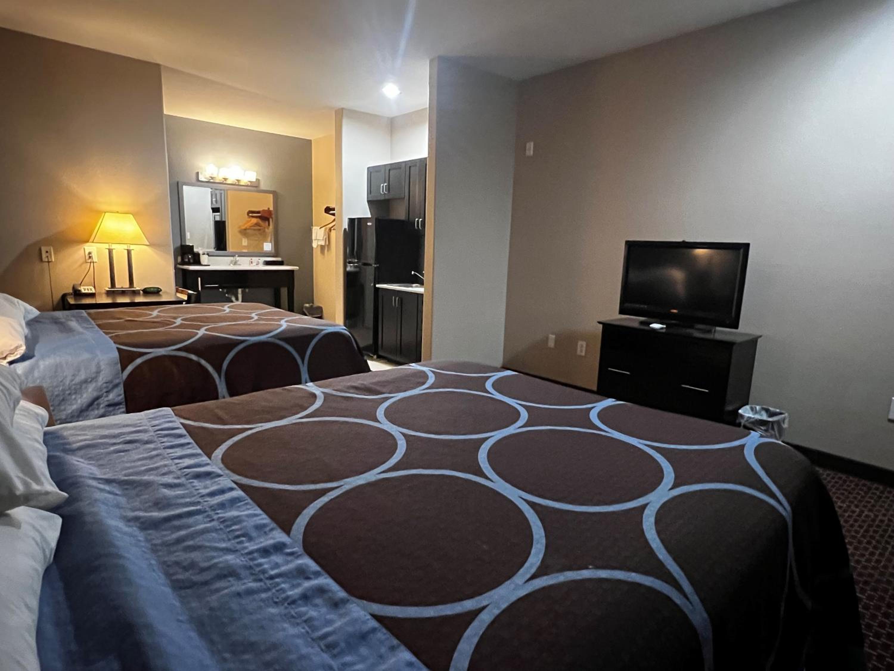 Deluxe Queen Studio with Two Queen Beds - Non-Smoking - Photo 10