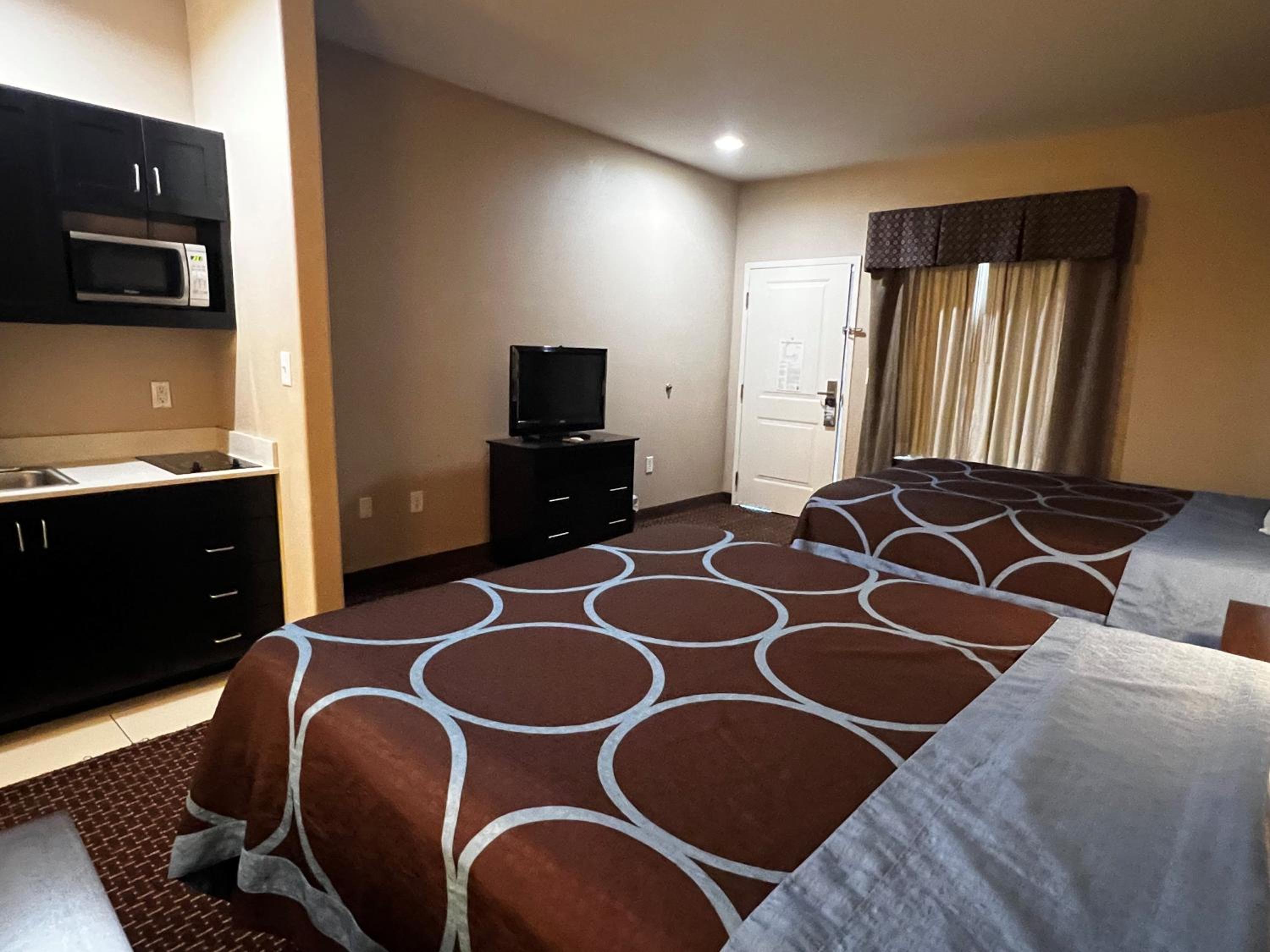 Deluxe Queen Studio with Two Queen Beds - Non-Smoking - Photo 8