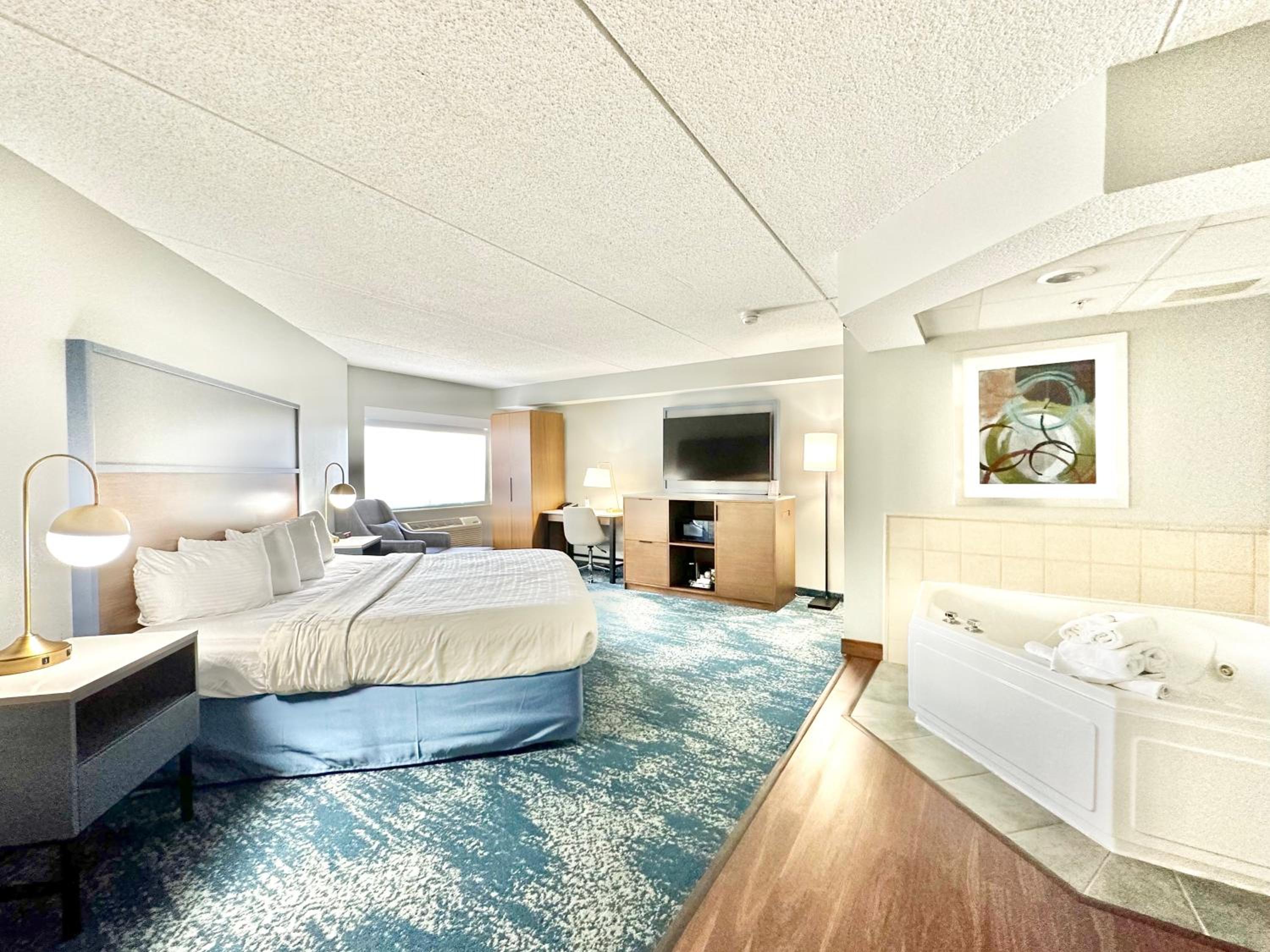 Deluxe King Suite - Non-Smoking - Photo 3