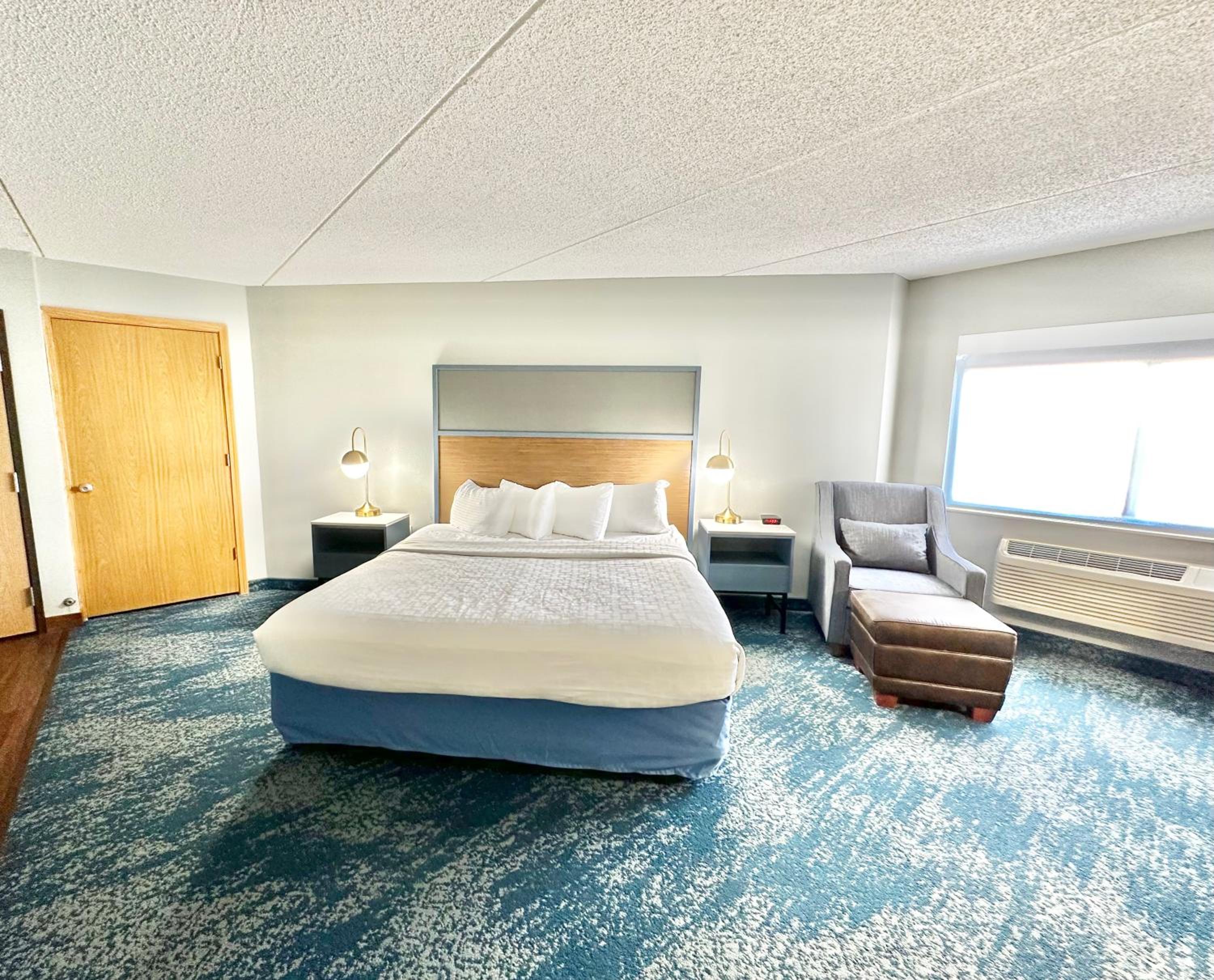 Deluxe King Suite - Non-Smoking - Photo 2