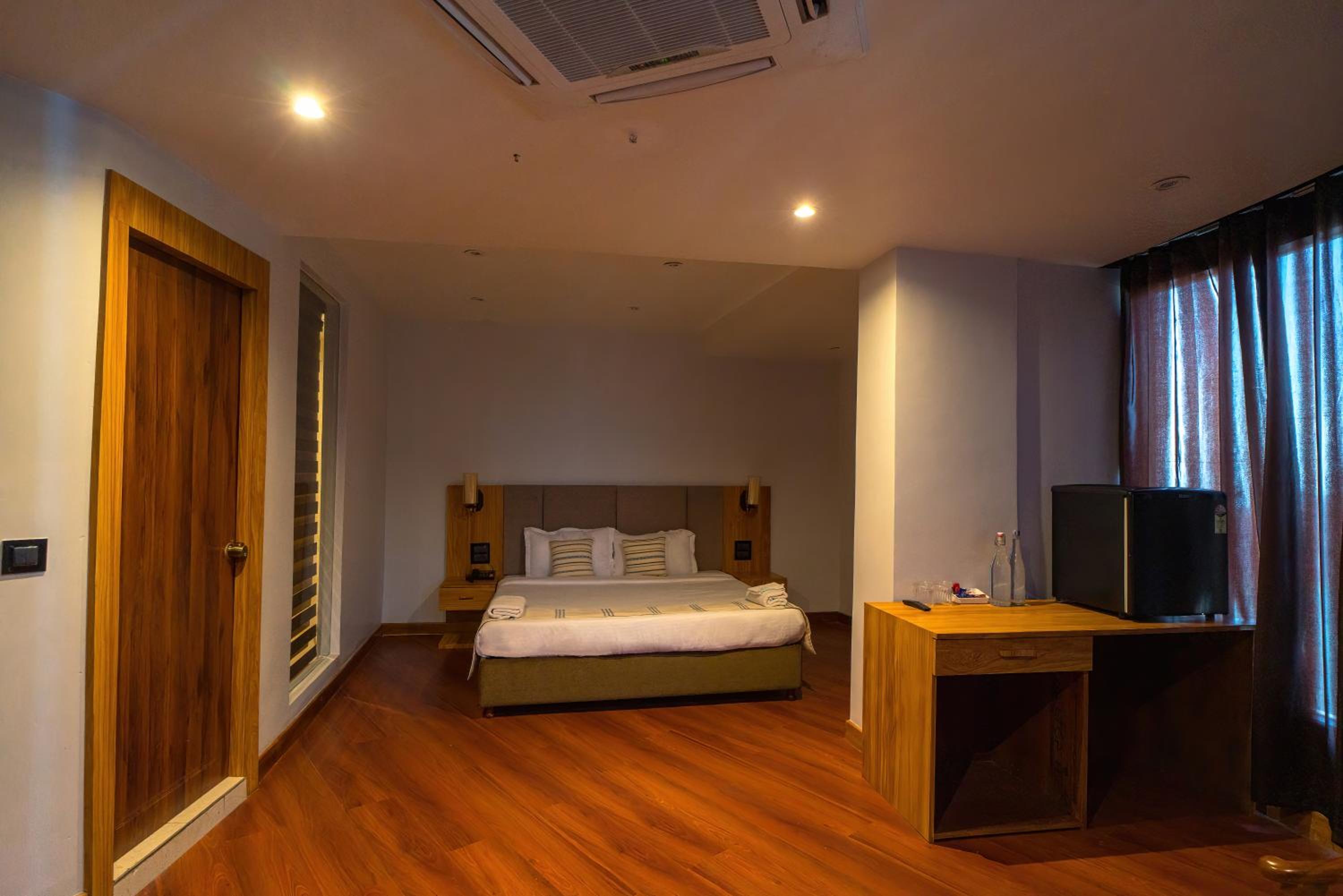 Executive Suite - Photo 3