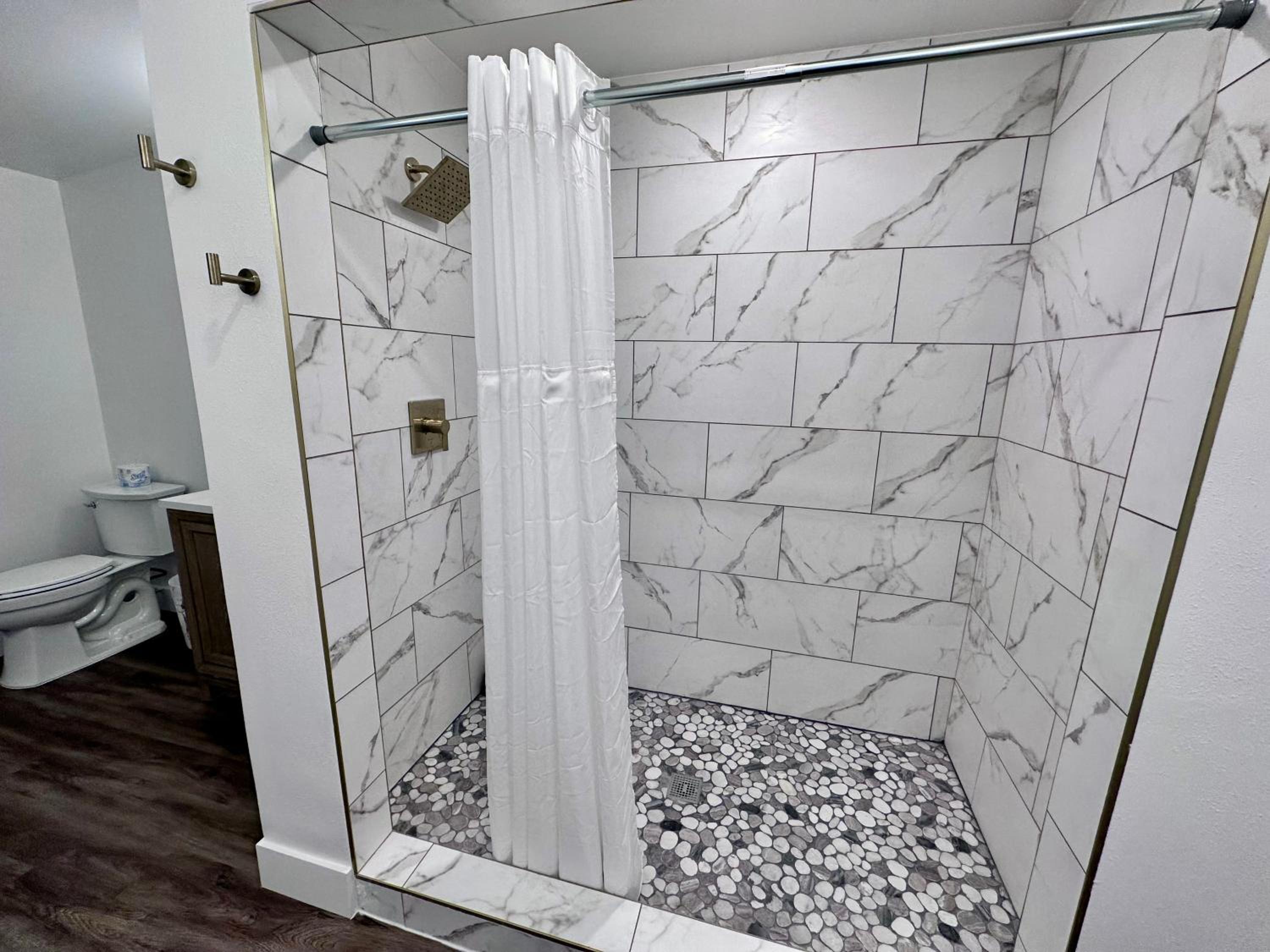 Queen Room with Shared Bathroom photo 3