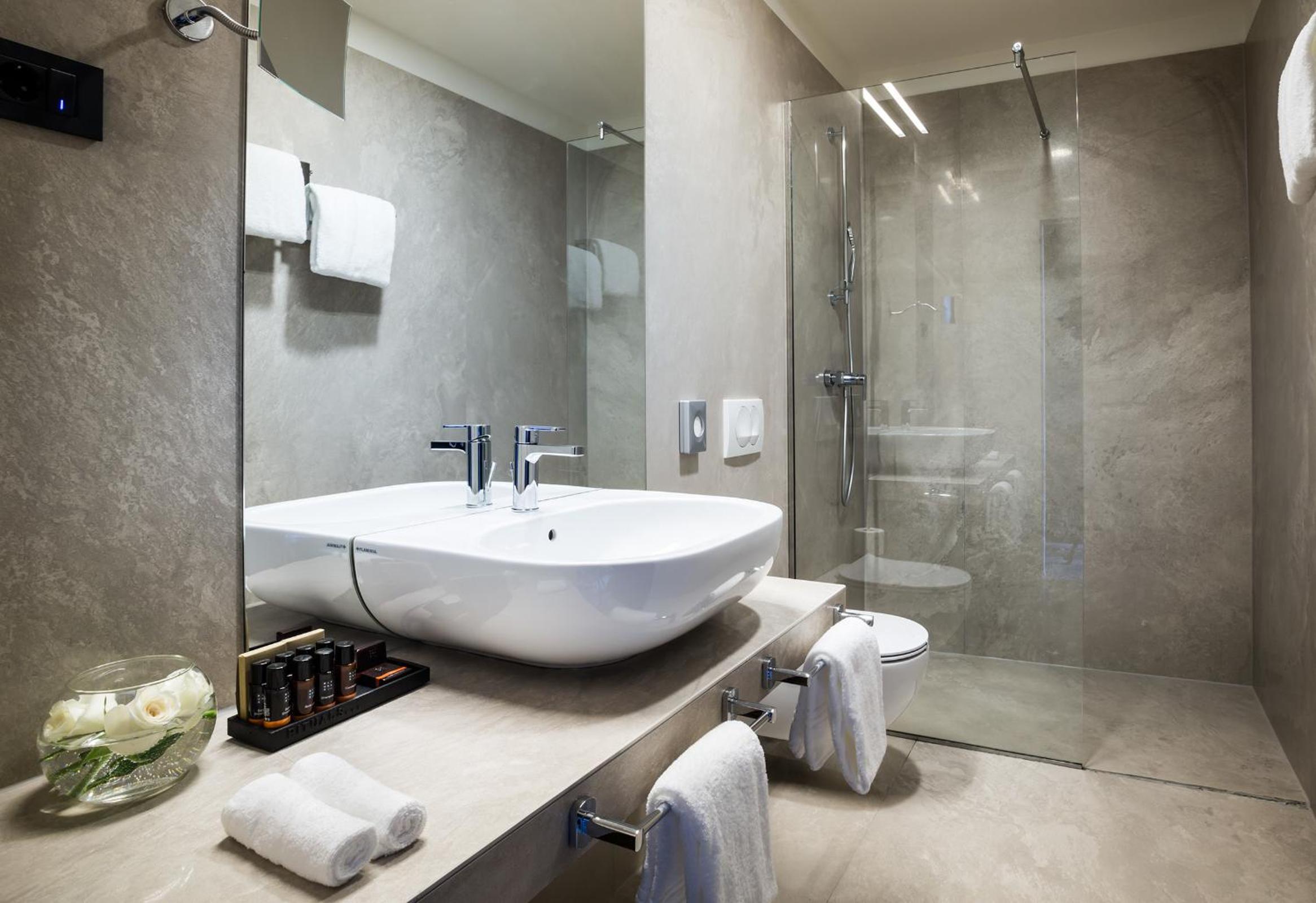 Deluxe Double or Twin Room with Sea View thumbnail 6