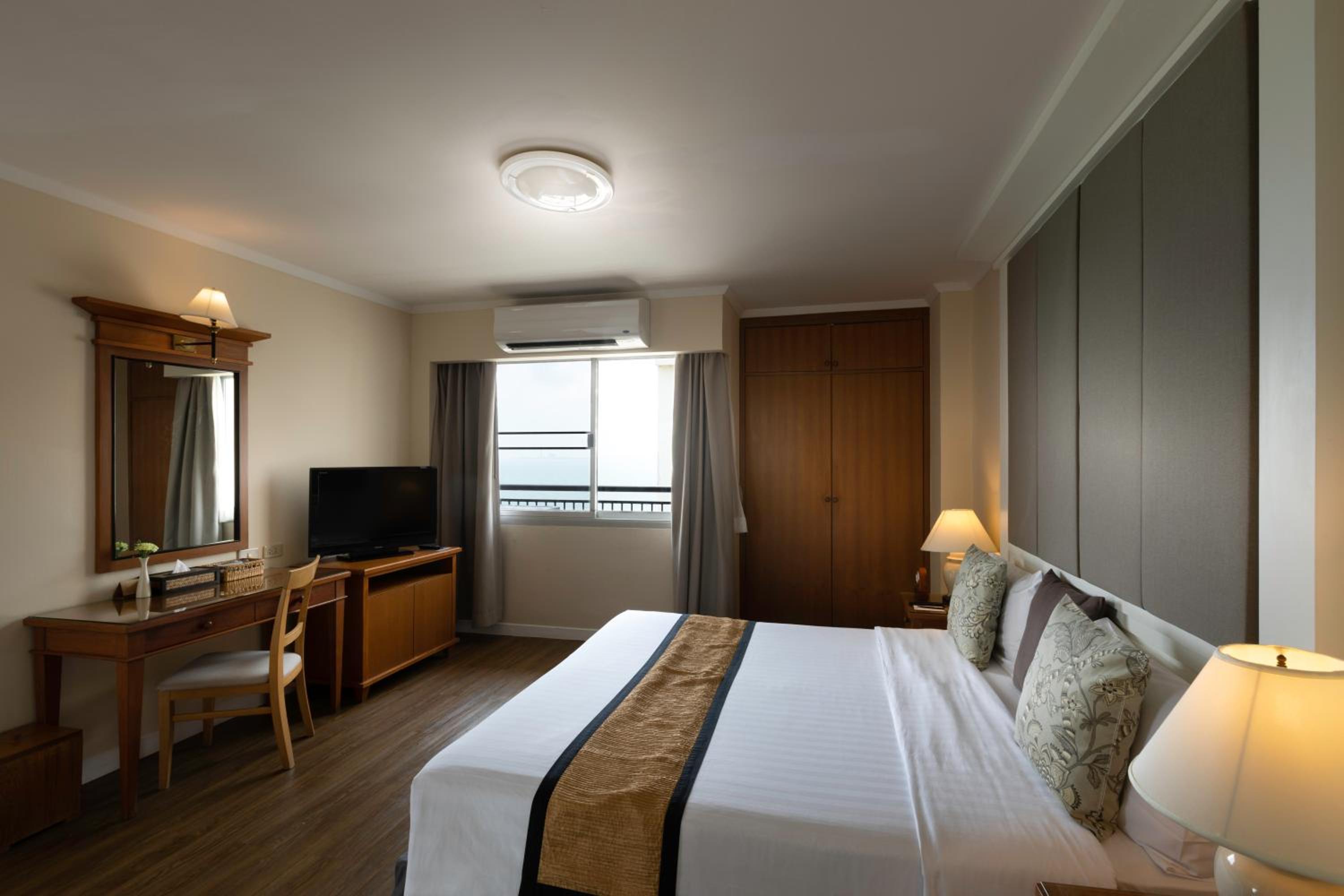 One-Bedroom Apartment - Photo 4