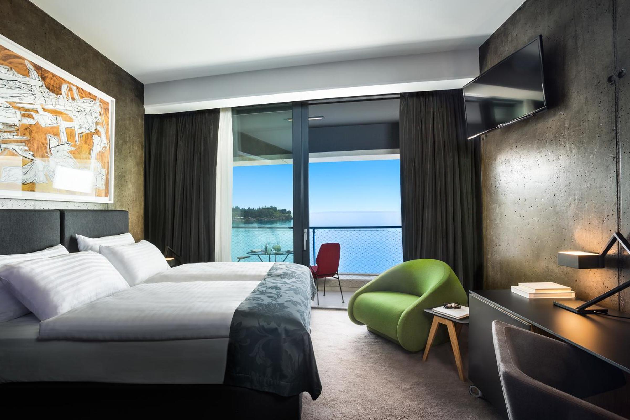 Superior King or Twin Room with Sea View thumbnail 5