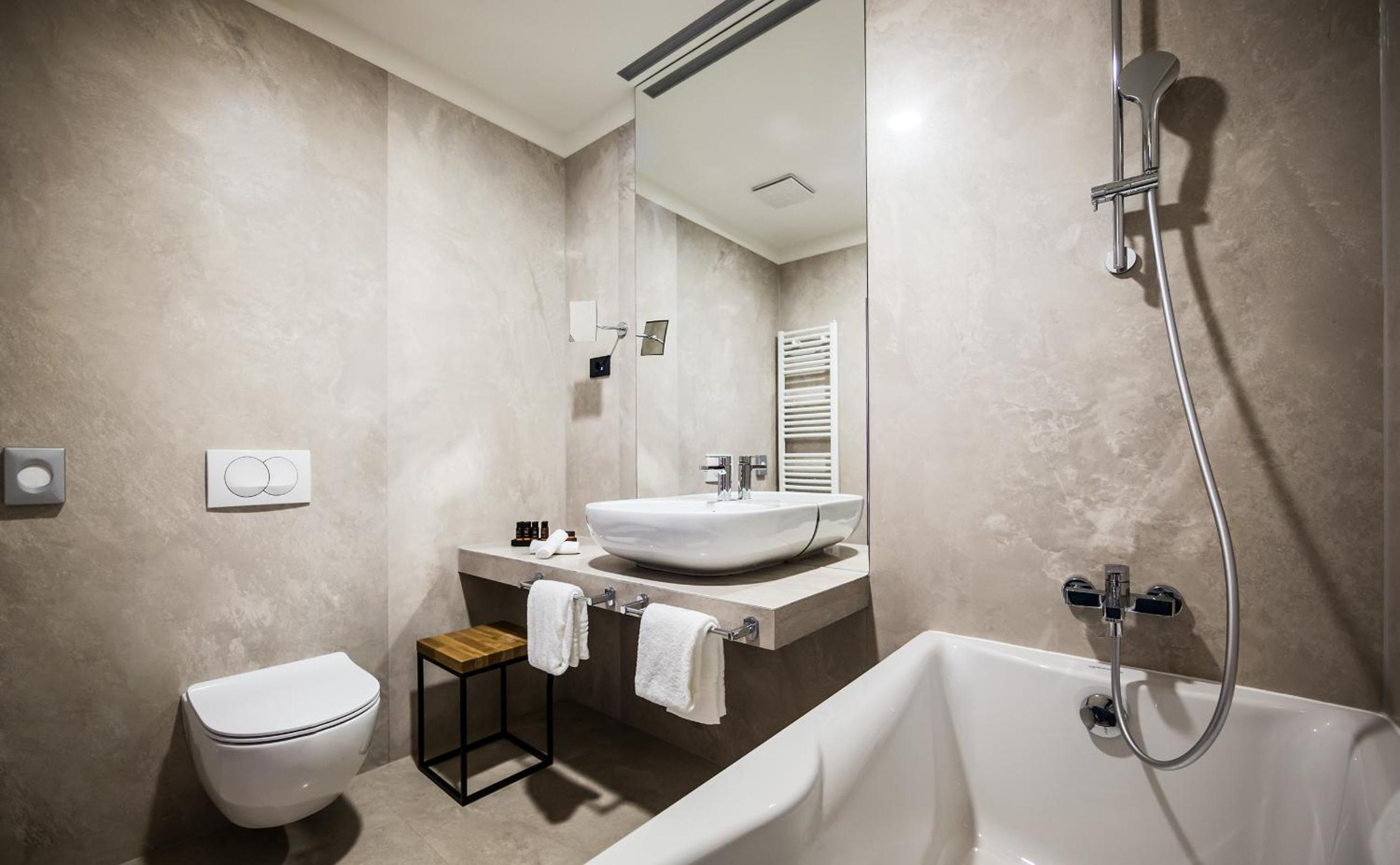 Superior King or Twin Room with Sea View thumbnail 6