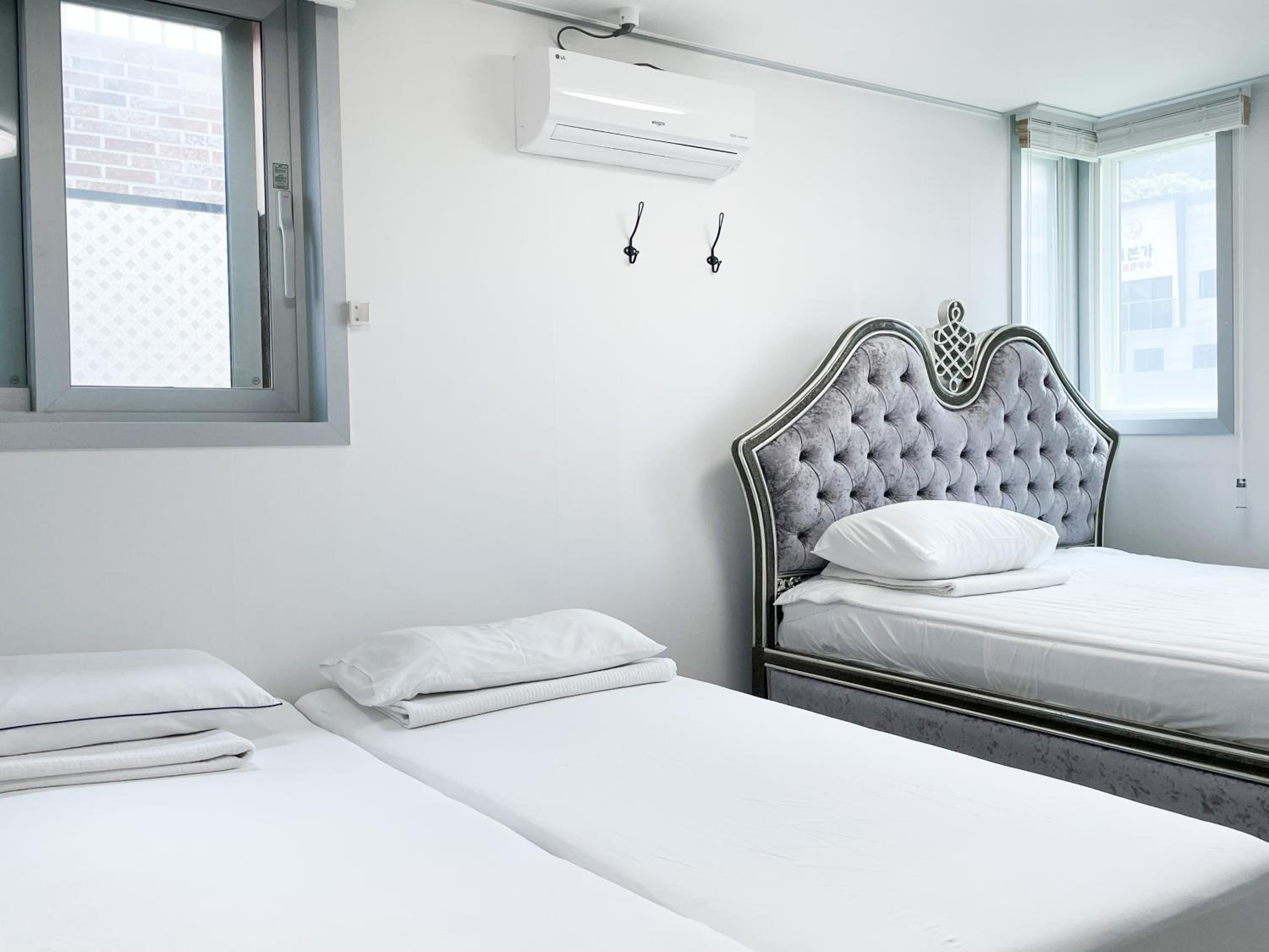 Quadruple Room with Private Bathroom - Photo 7