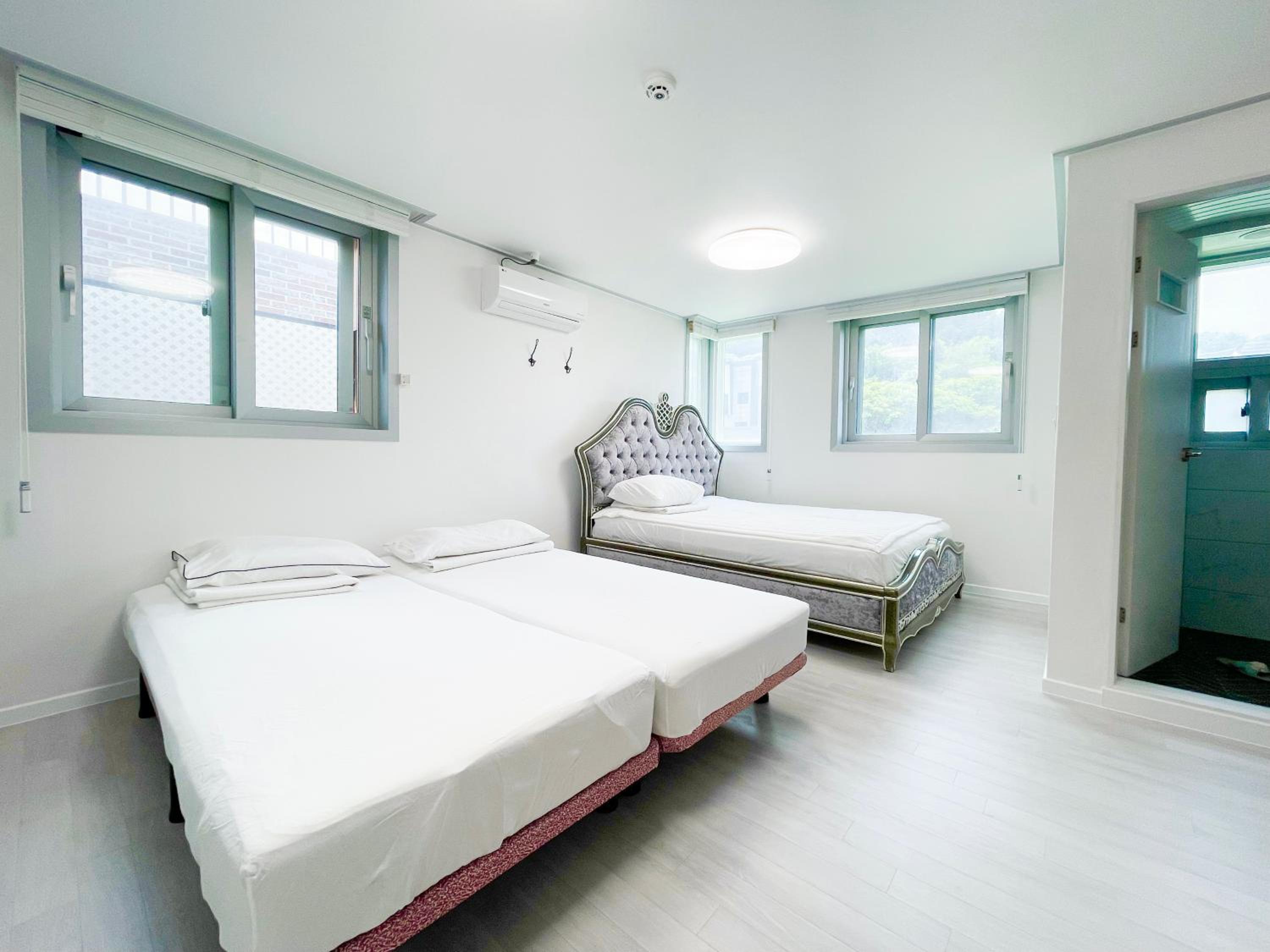 Quadruple Room with Private Bathroom - Photo 13