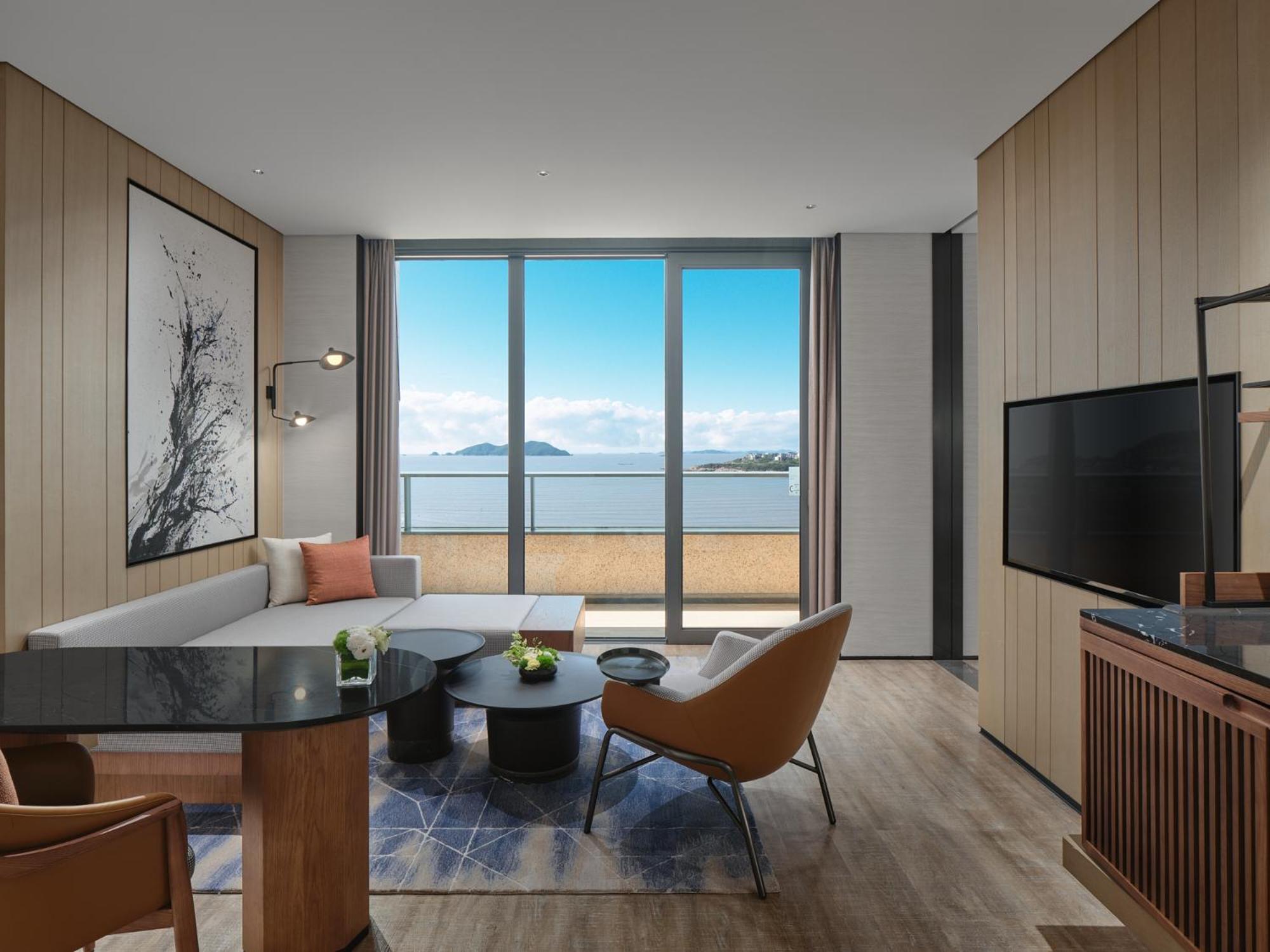 One-Bedroom Deluxe King Suite with Balcony and Ocean View - Photo 2