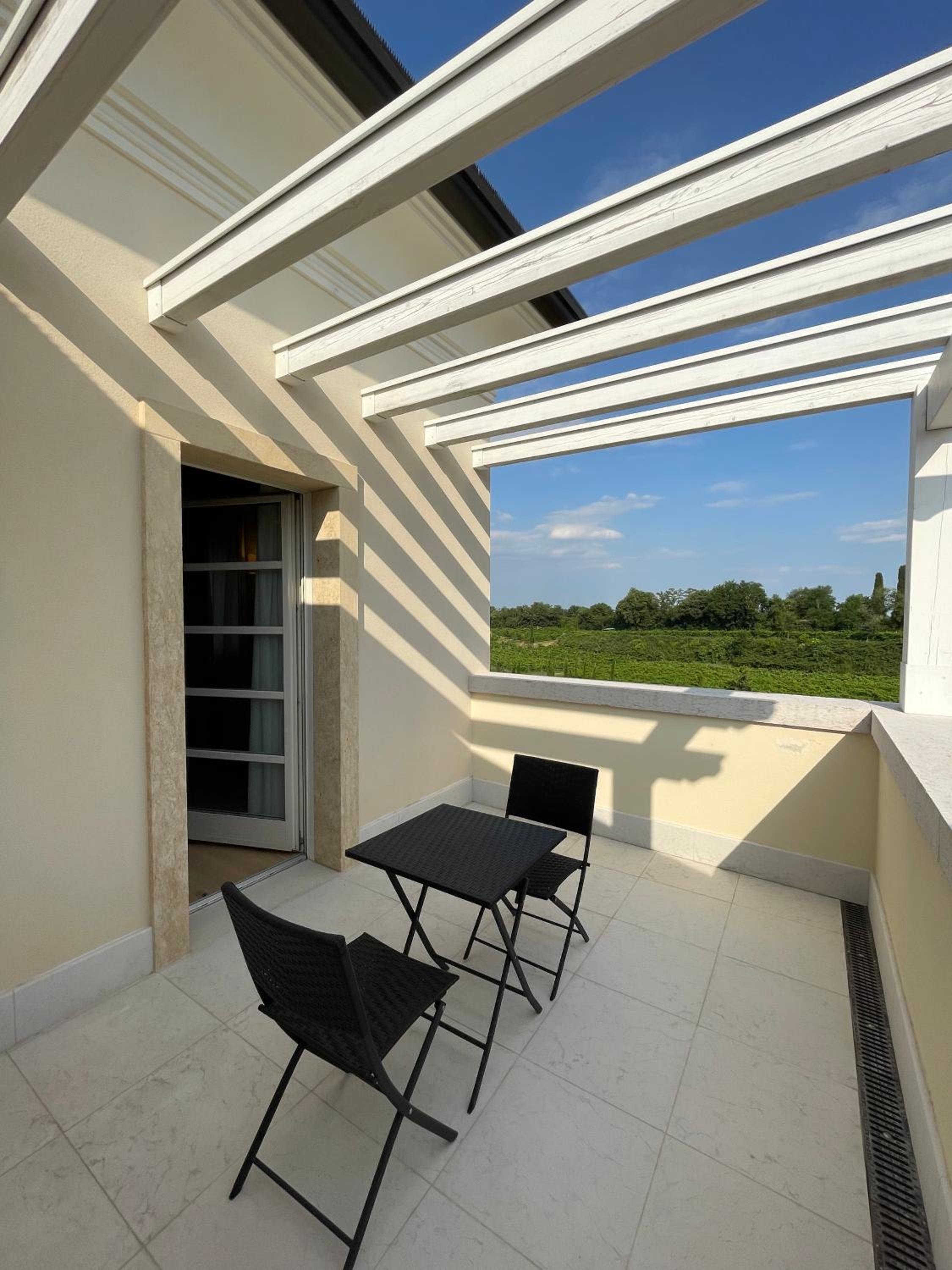 Deluxe Double Room with Balcony photo 2