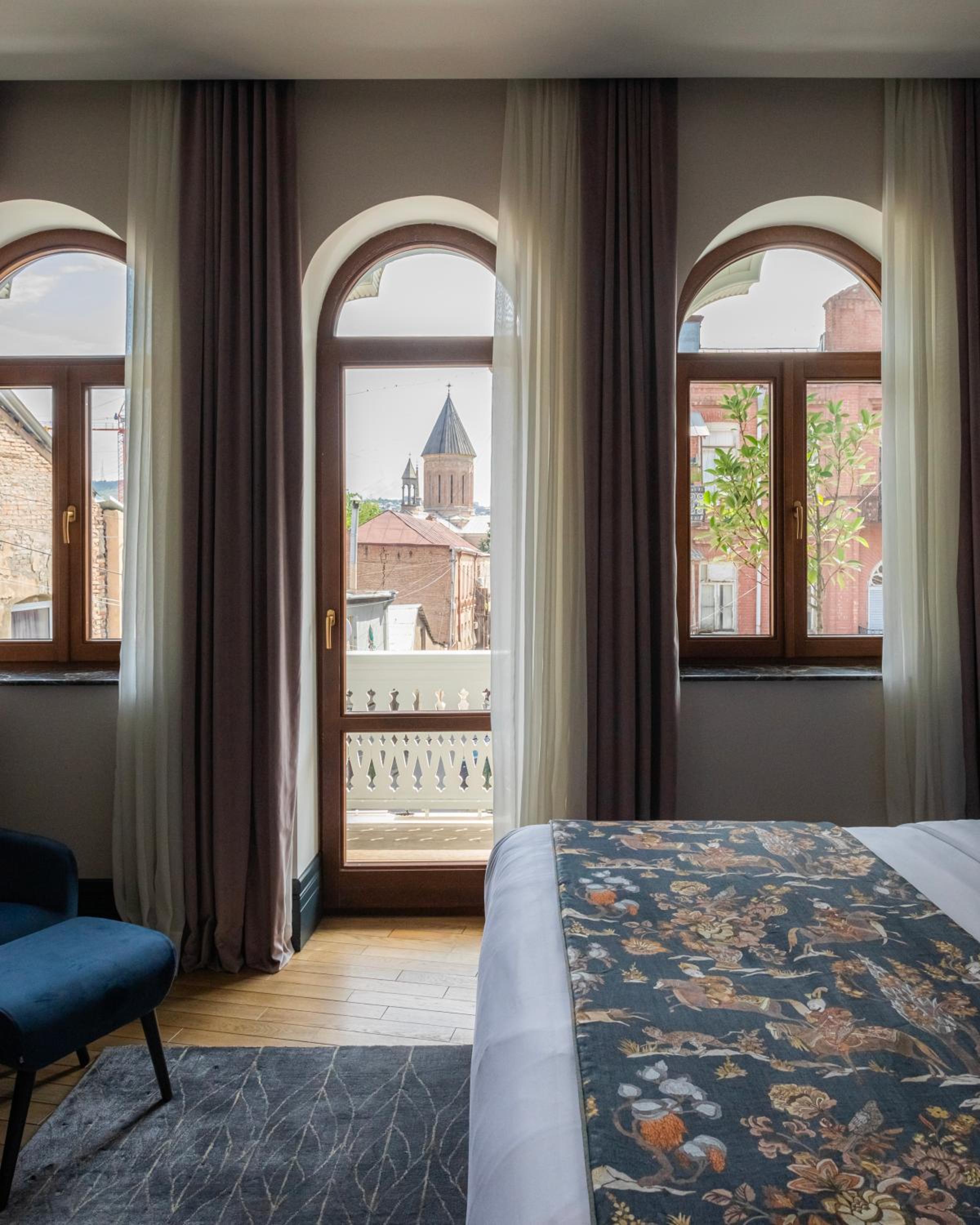 Deluxe King Room - Photo 9