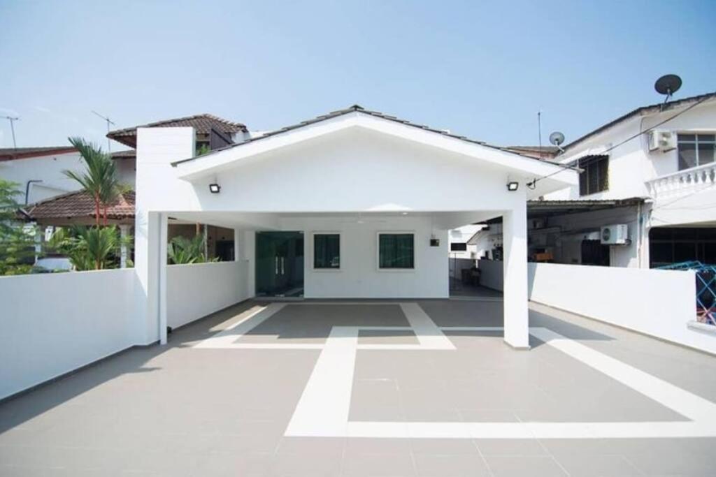 Seven-Bedroom House - Photo 1