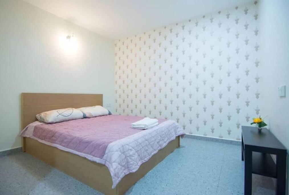 Seven-Bedroom House - Photo 2
