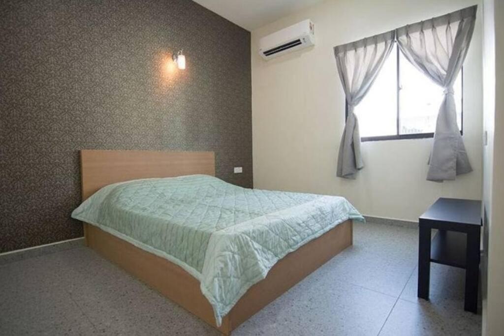 Seven-Bedroom House - Photo 3