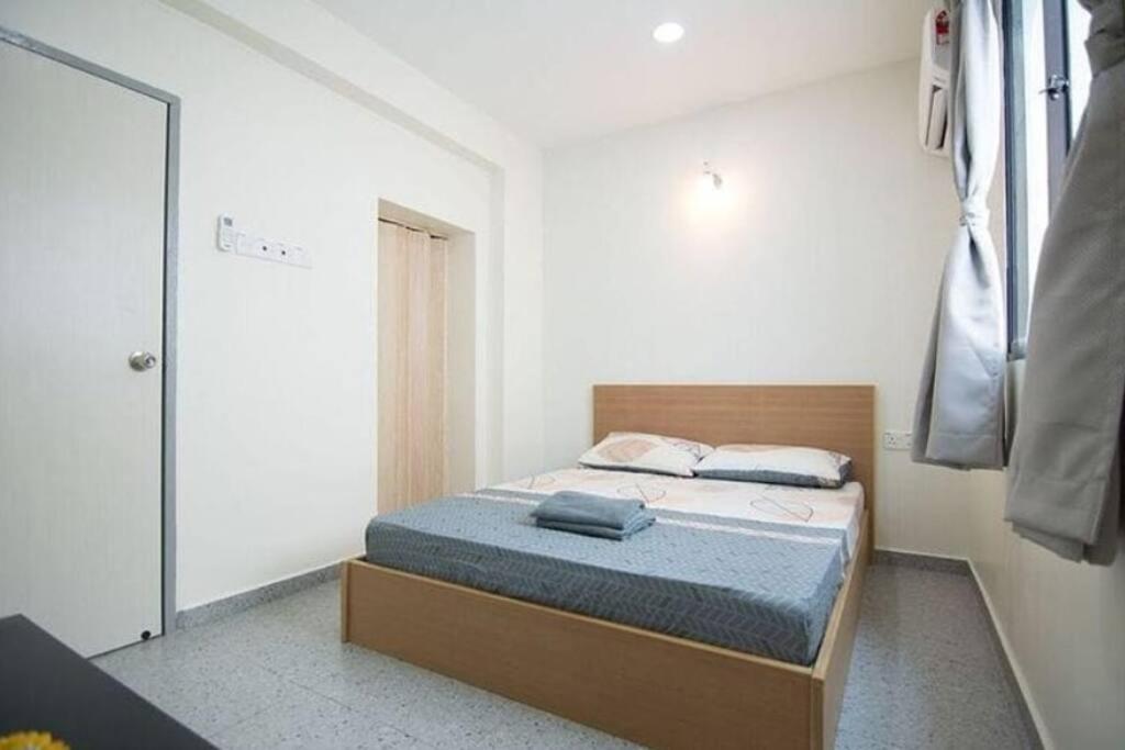 Seven-Bedroom House - Photo 4