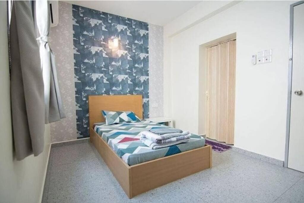 Seven-Bedroom House - Photo 5
