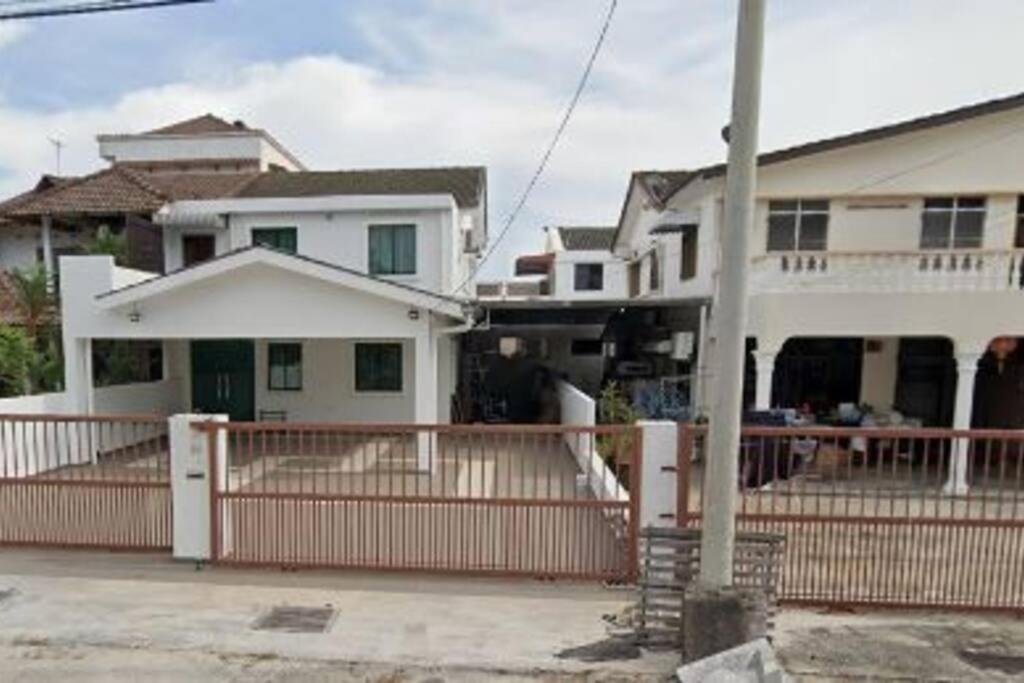 Seven-Bedroom House - Photo 6