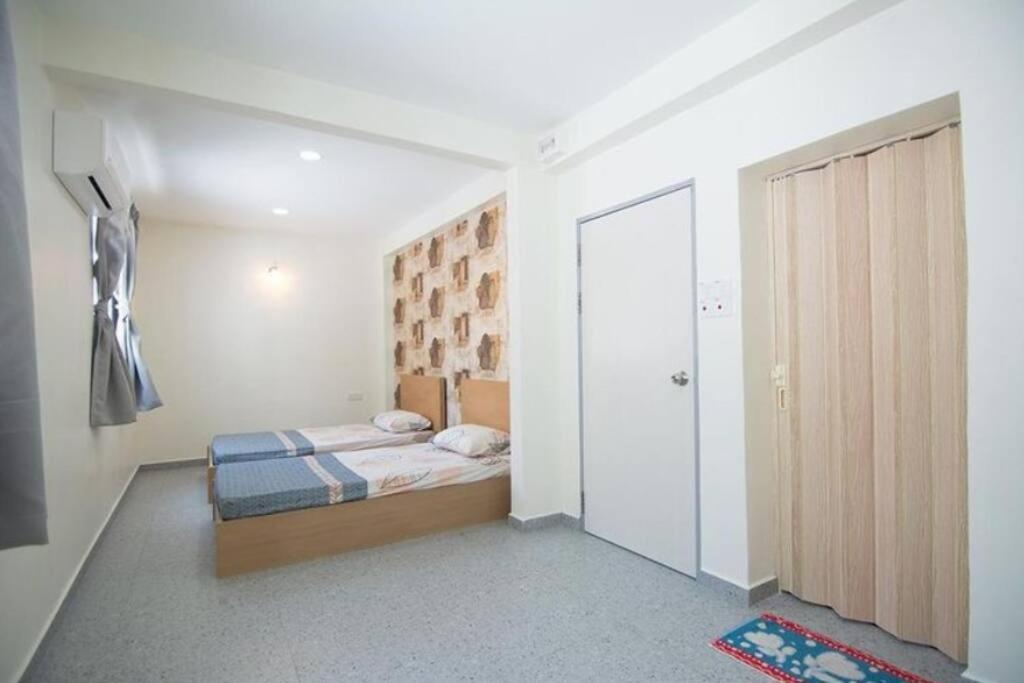 Seven-Bedroom House - Photo 7