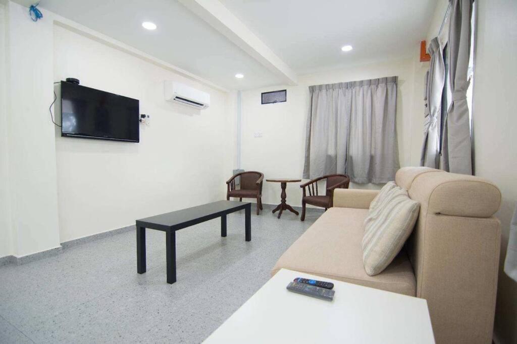 Seven-Bedroom House - Photo 8