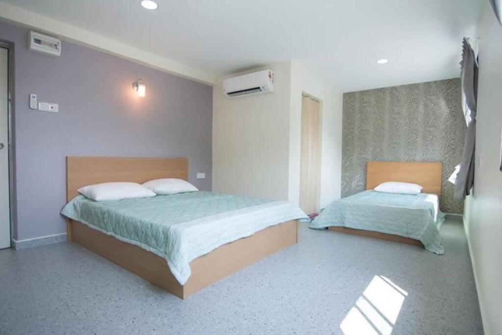 Seven-Bedroom House - Photo 9
