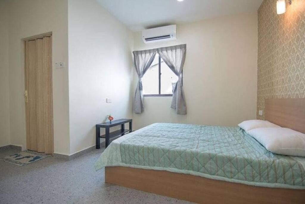 Seven-Bedroom House - Photo 10