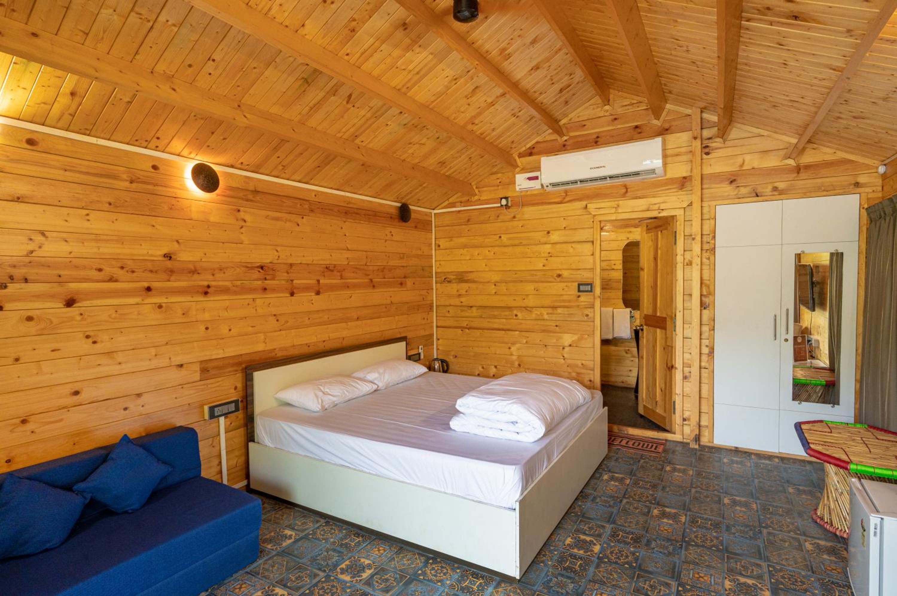 Deluxe Double Room (2 Adults + 1 Child)