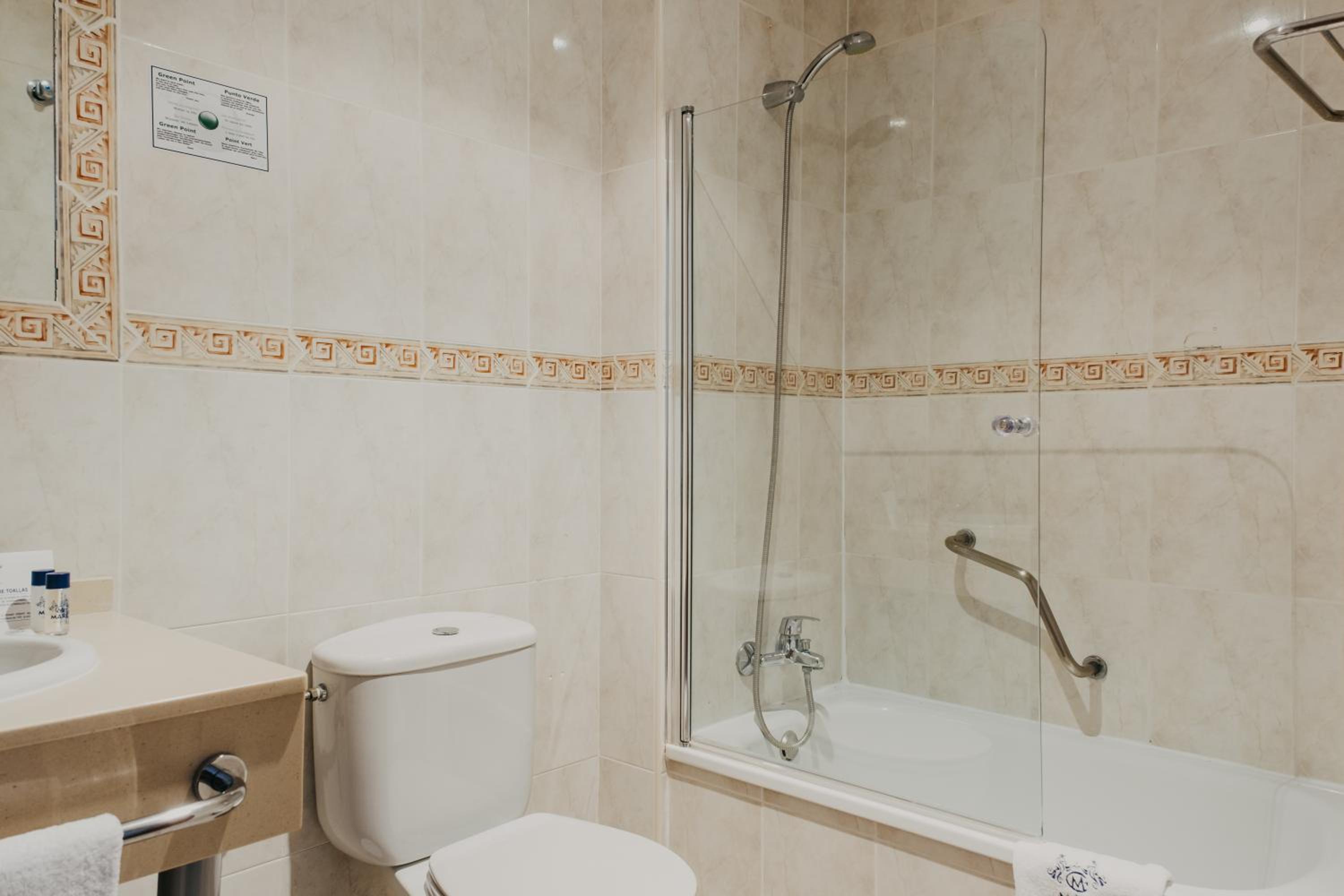 Double or Twin Room - Photo 6