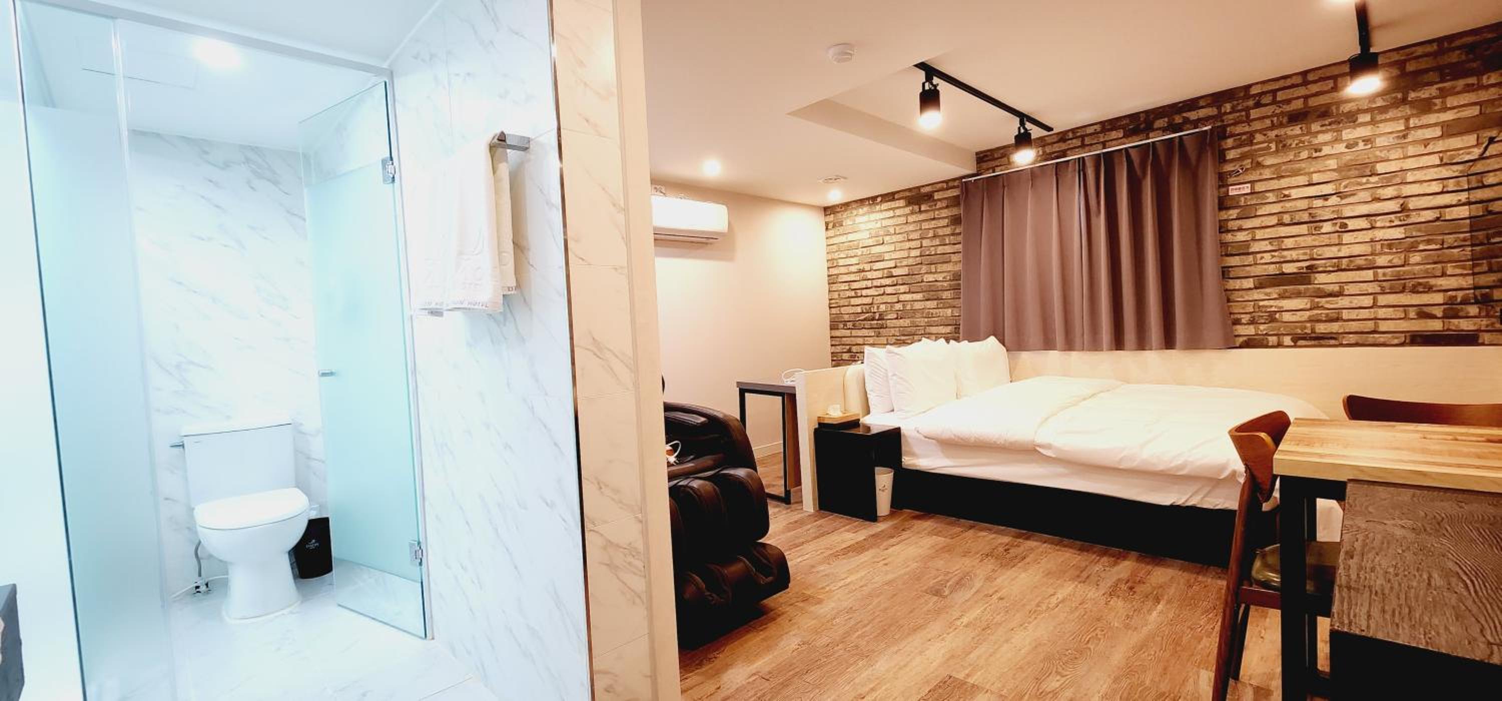 Double Room with Private Bathroom - Photo 3