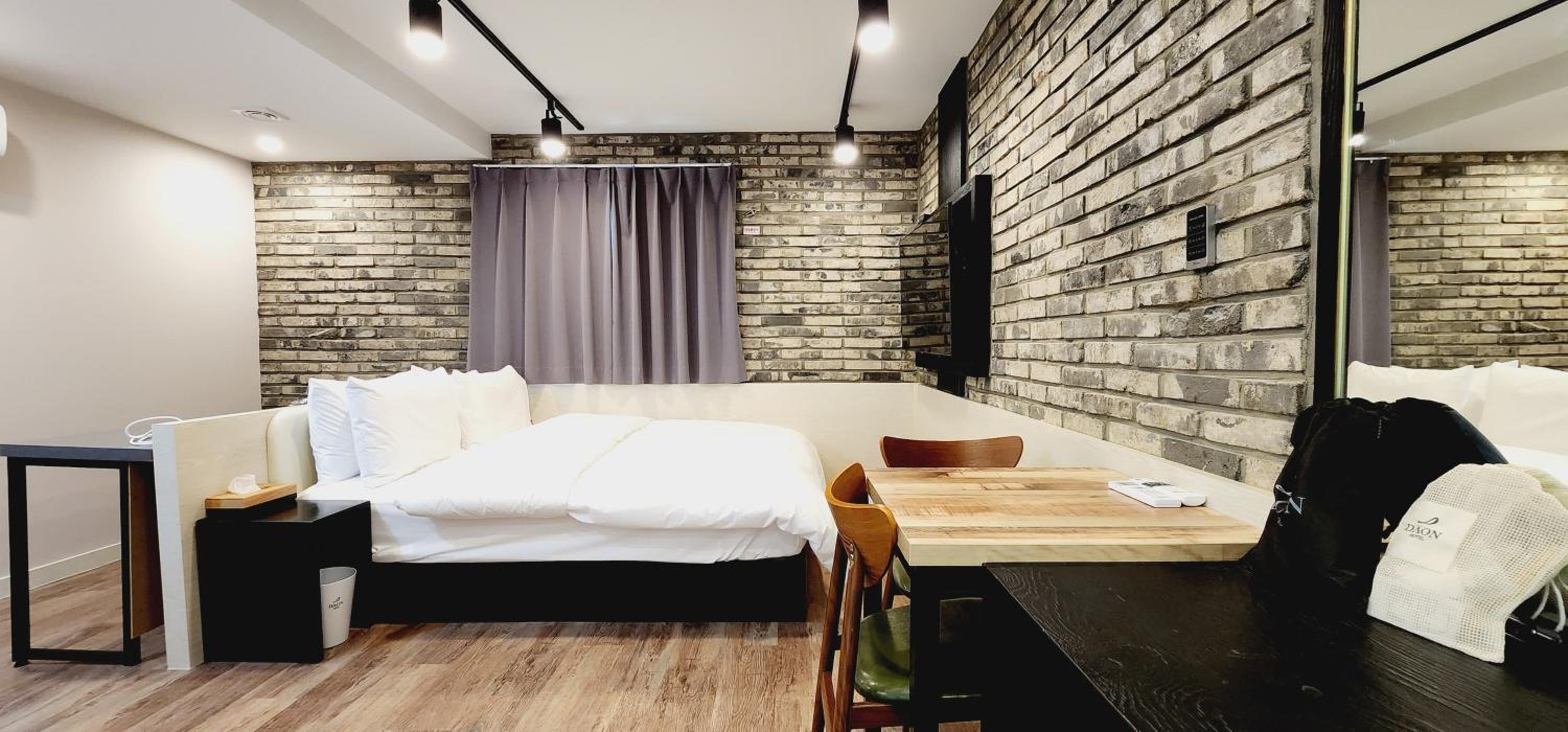 Double Room with Private Bathroom - Photo 2