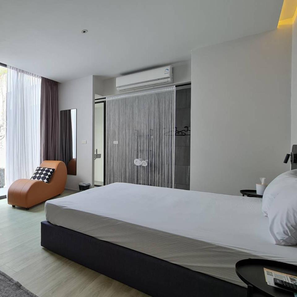Deluxe Double Room with Balcony - Photo 3
