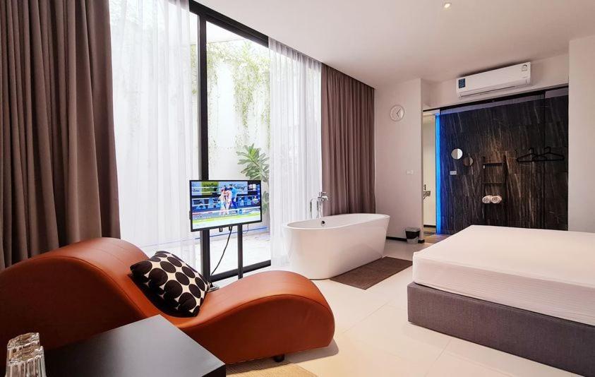 Deluxe Double Room with Bath - Photo 7