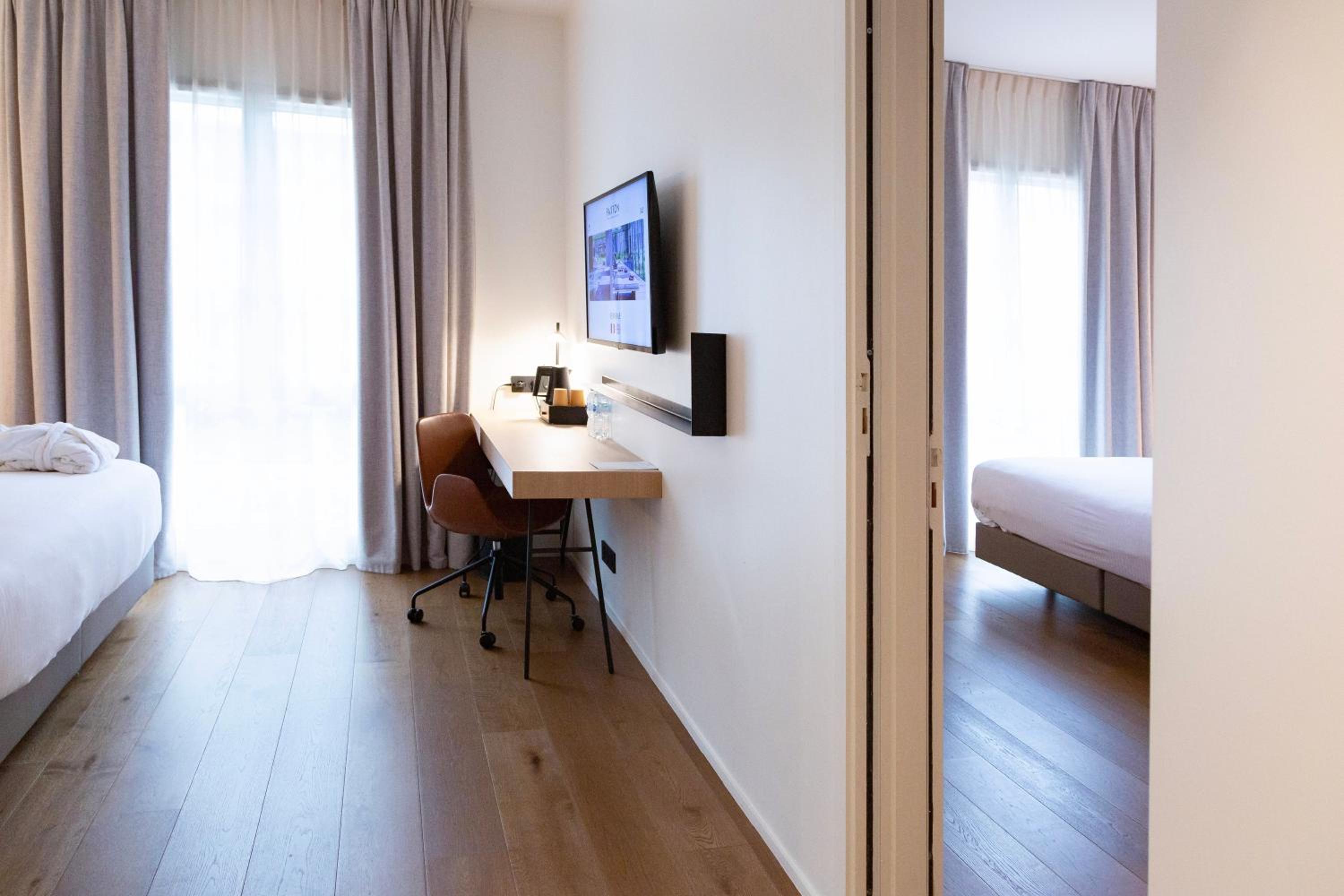 Connected room with pool access