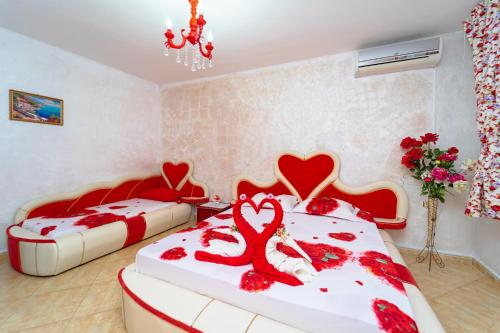 Economy Triple Room photo 3