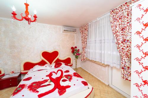Economy Triple Room photo 2