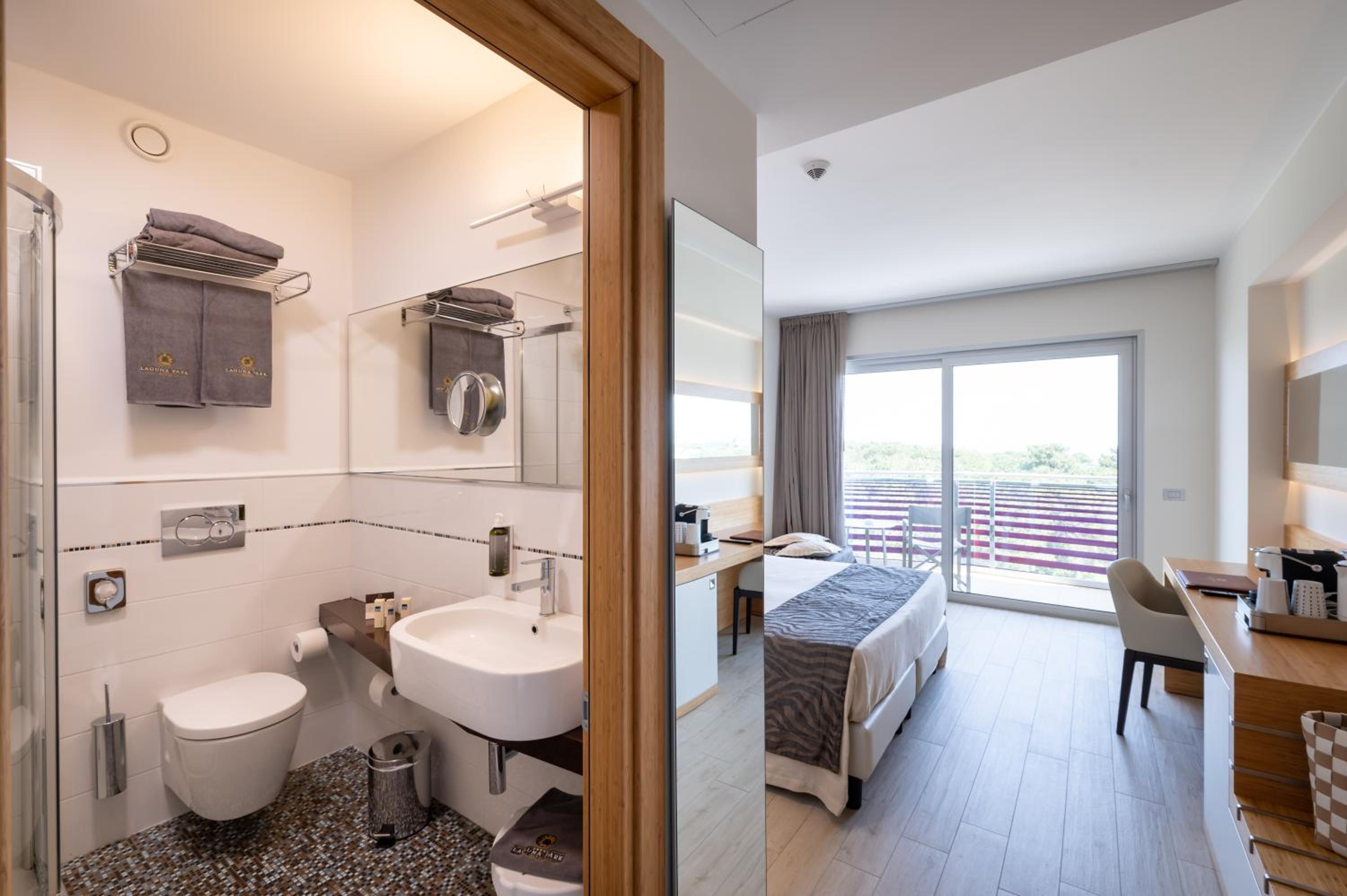 Standard Room with Balcony - Photo 10