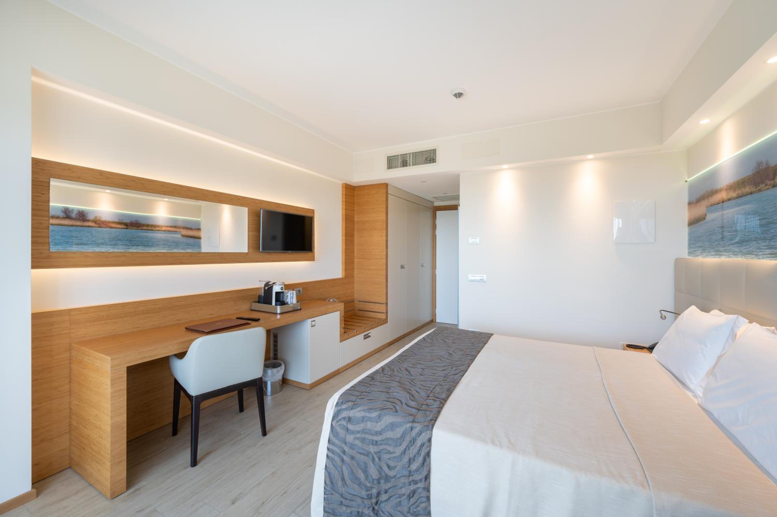 Standard Room with Balcony - Photo 26