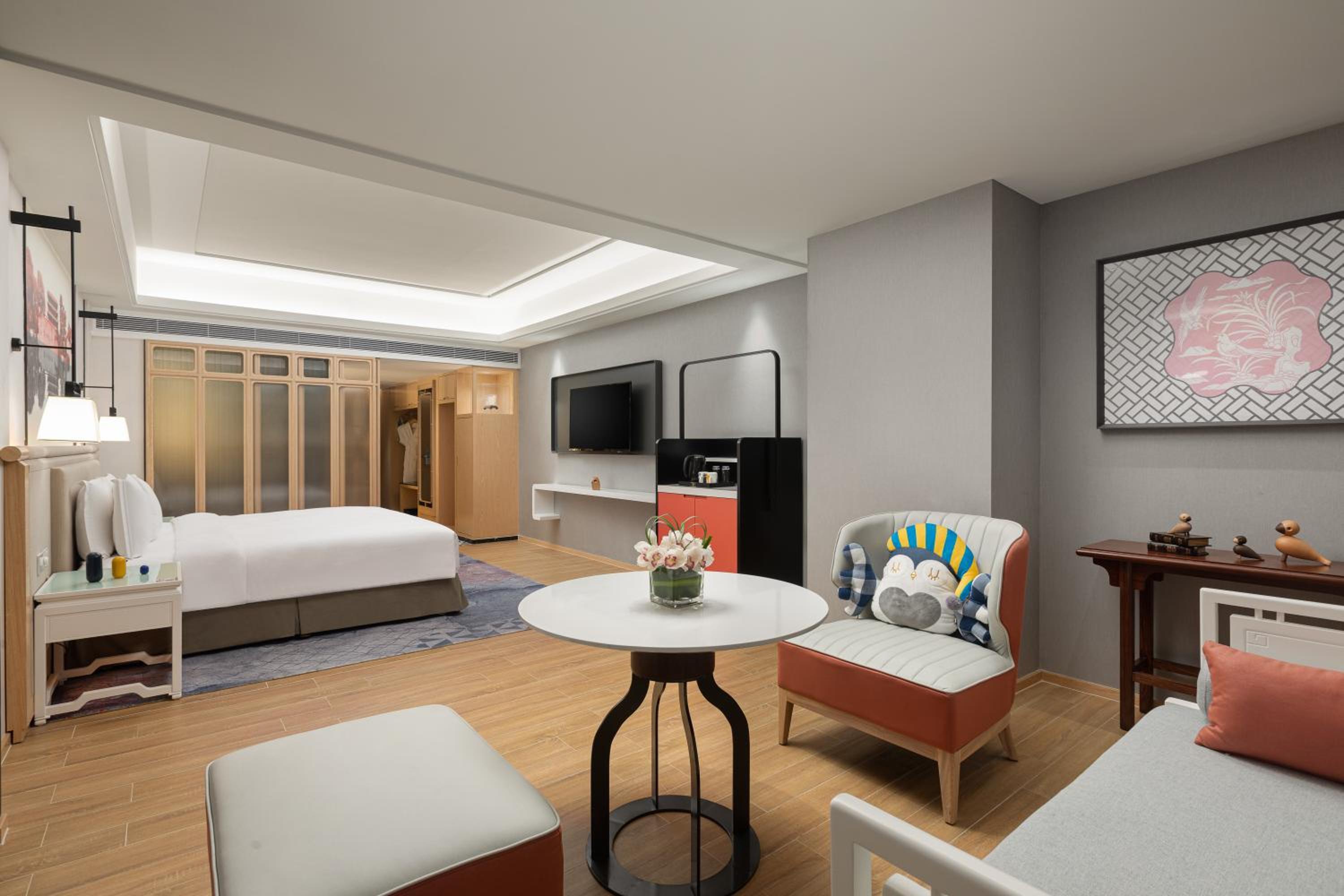 Grand Lingnan Theme Room with King Bed thumbnail 5