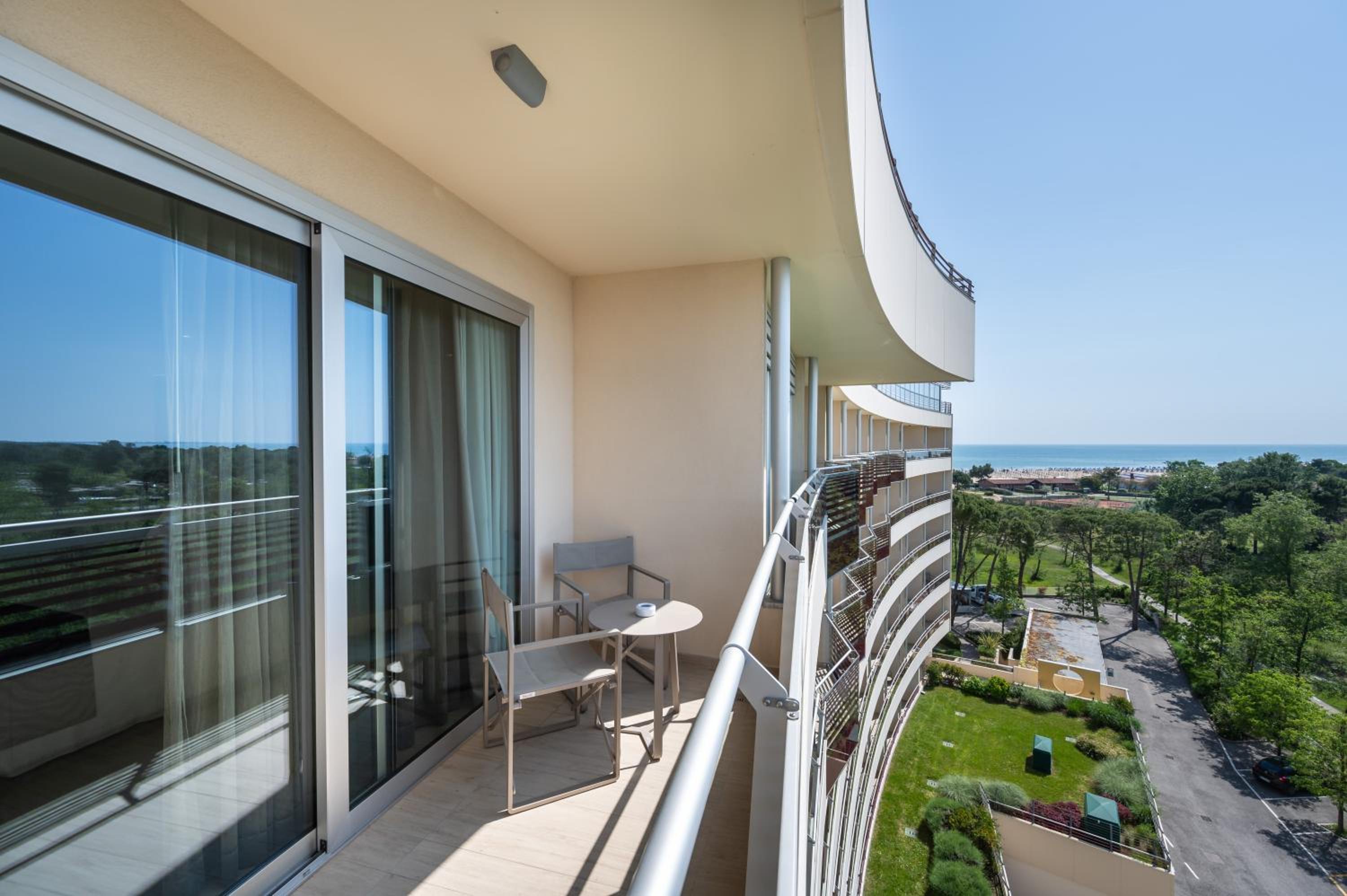 Standard Room with Balcony - Photo 3