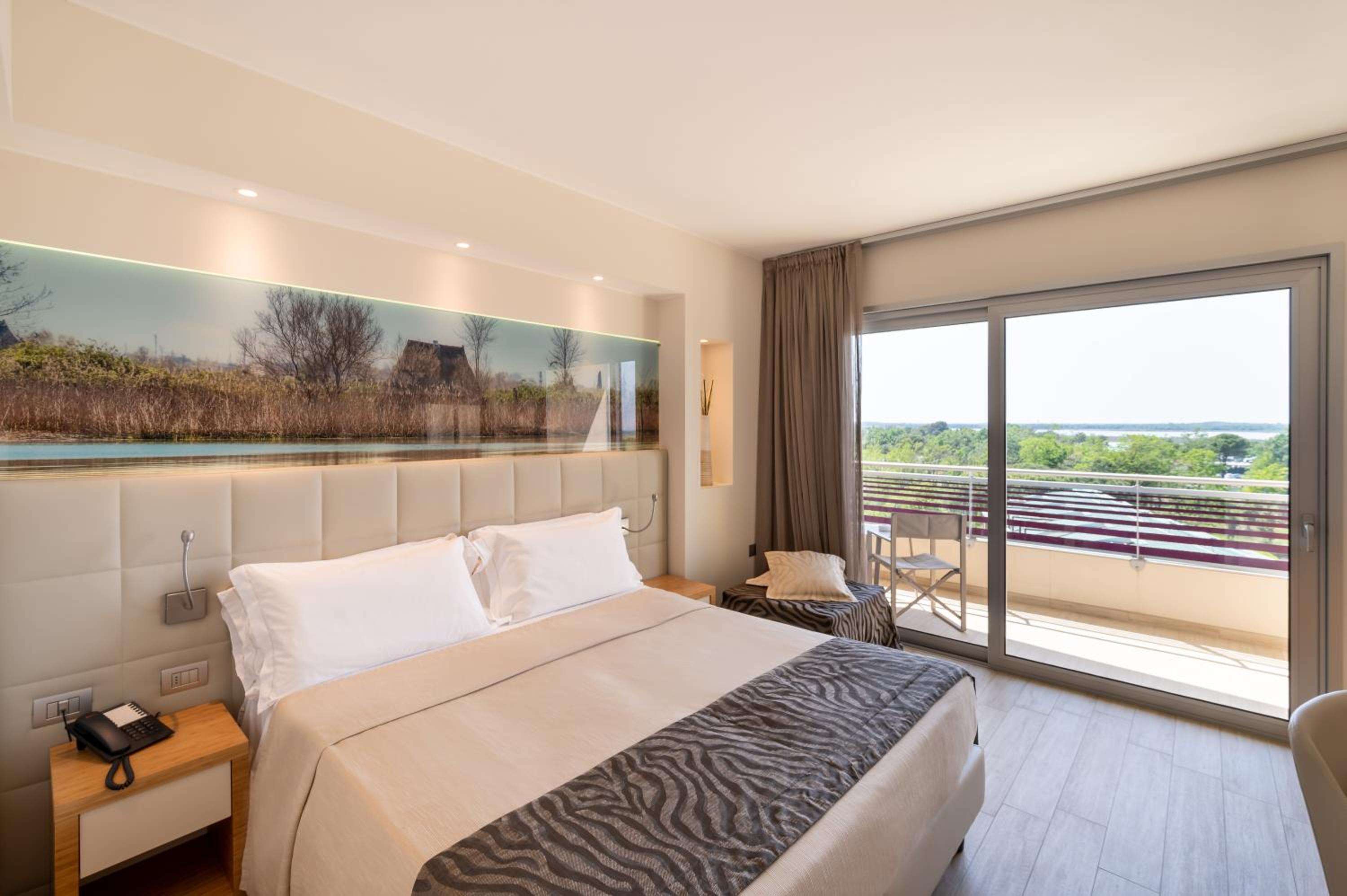 Standard Room with Balcony - Photo 5
