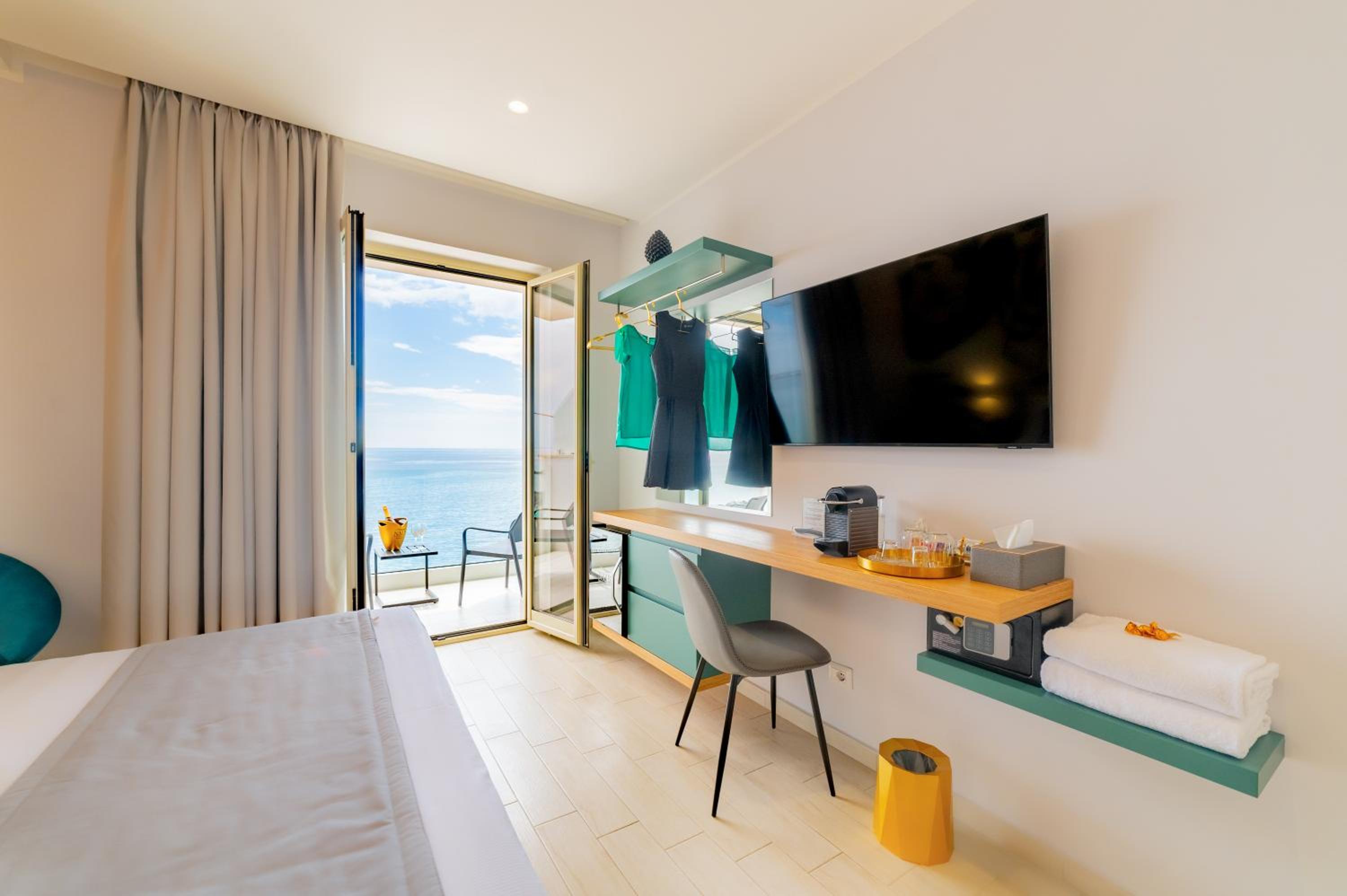 Deluxe Double Room with Balcony and Sea View photo 3