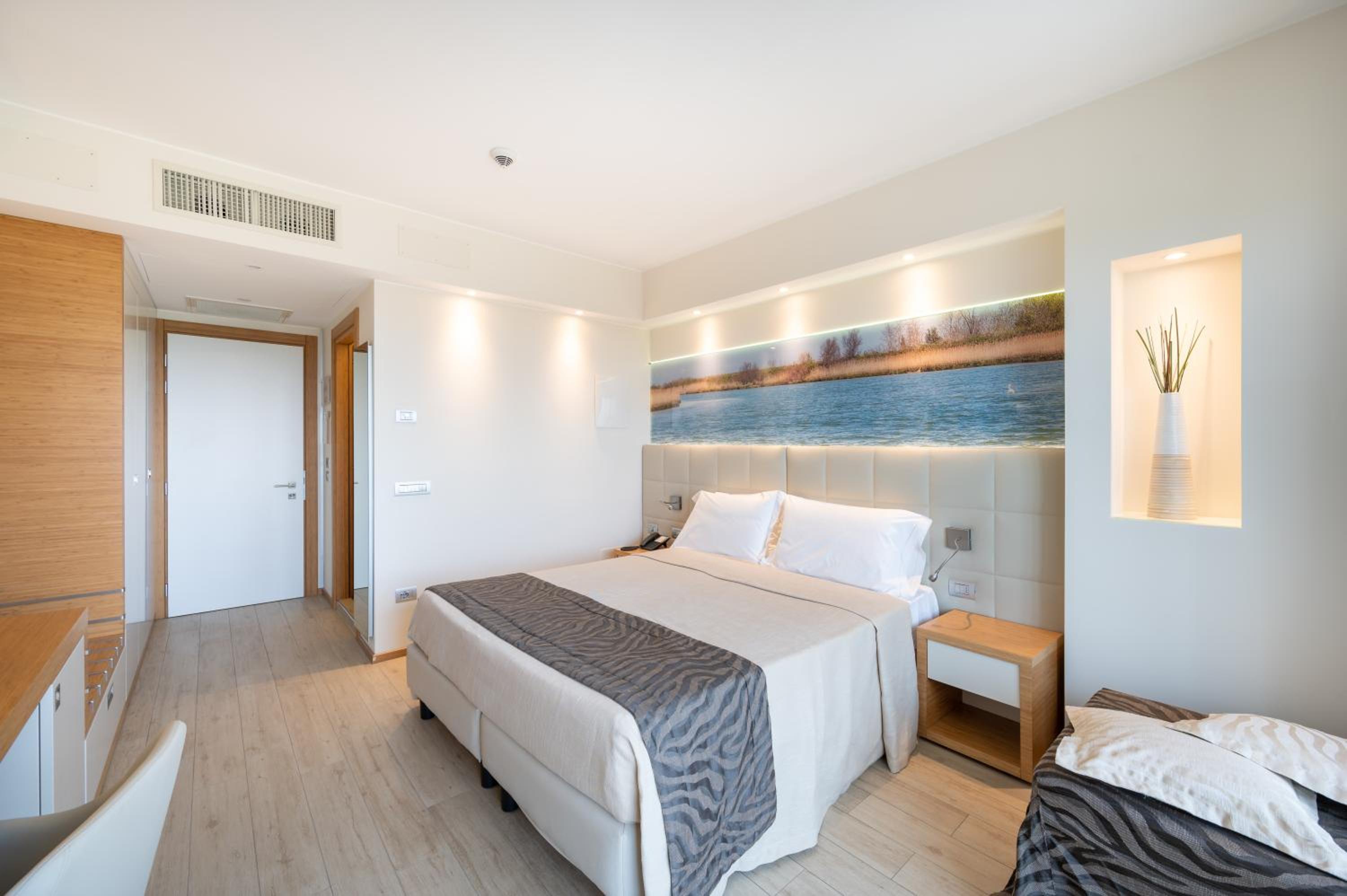 Standard Room with Balcony - Photo 12