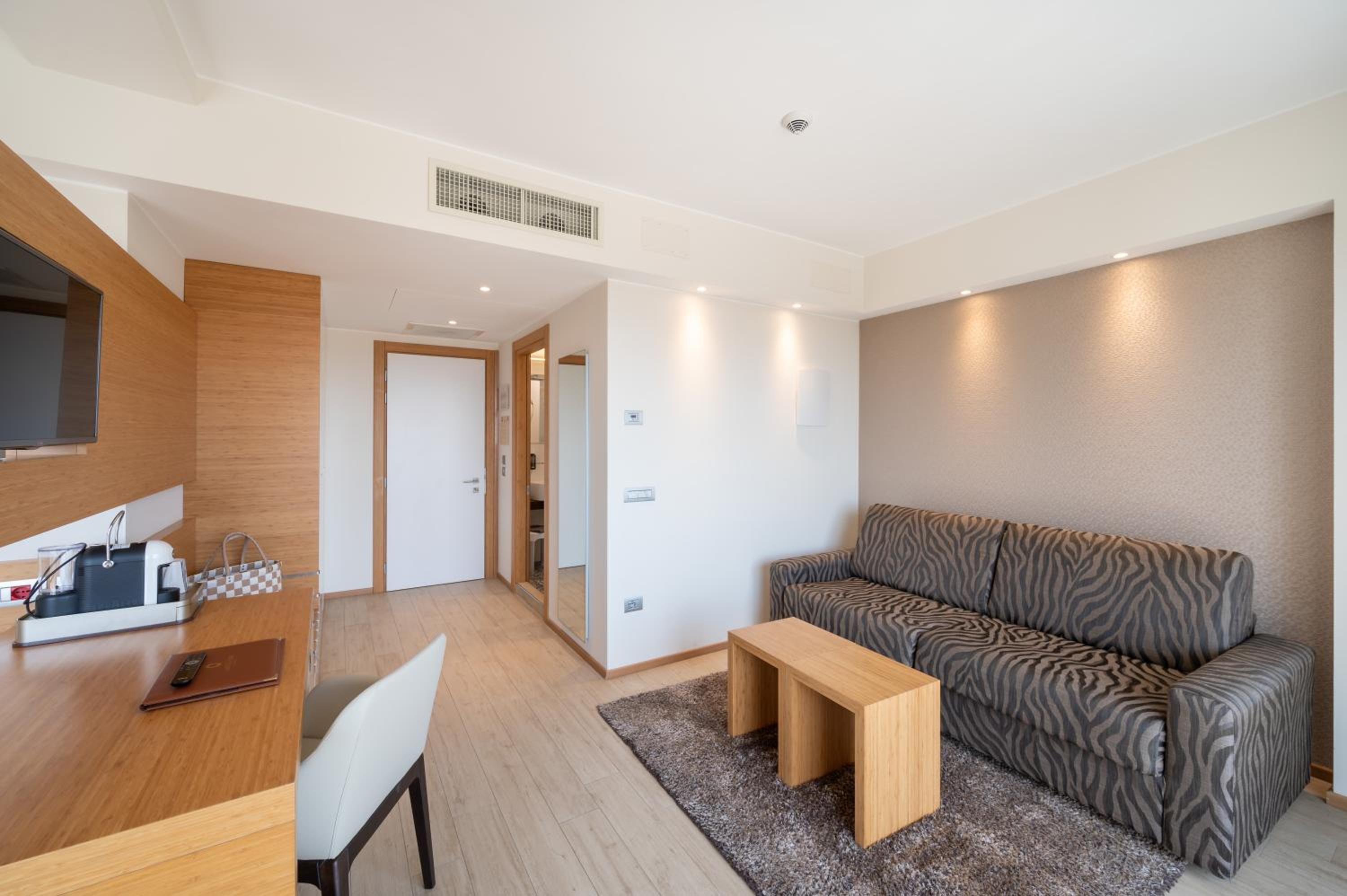 Junior Suite with Lateral Sea View - Photo 2