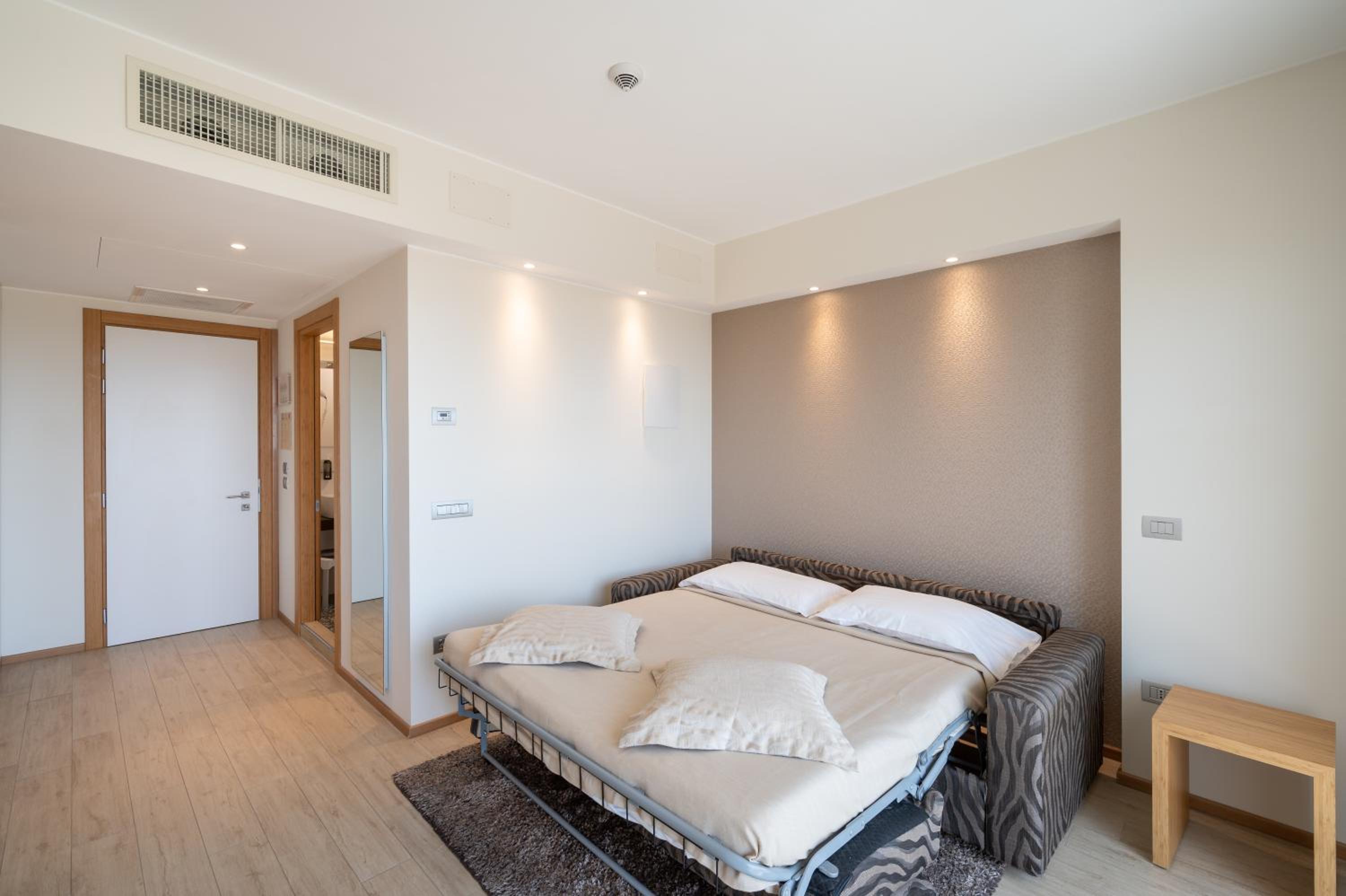 Junior Suite with Lateral Sea View - Photo 11