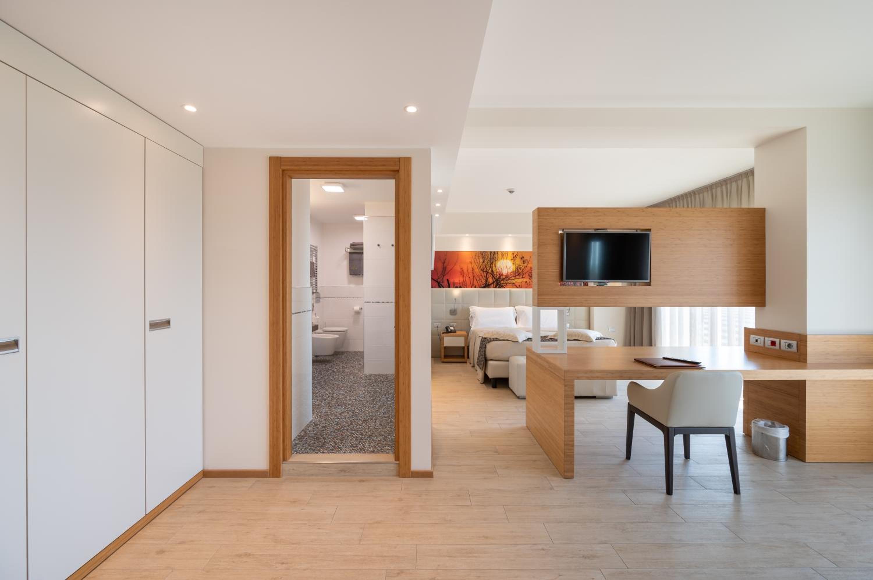 Junior Suite with Lateral Sea View - Photo 8