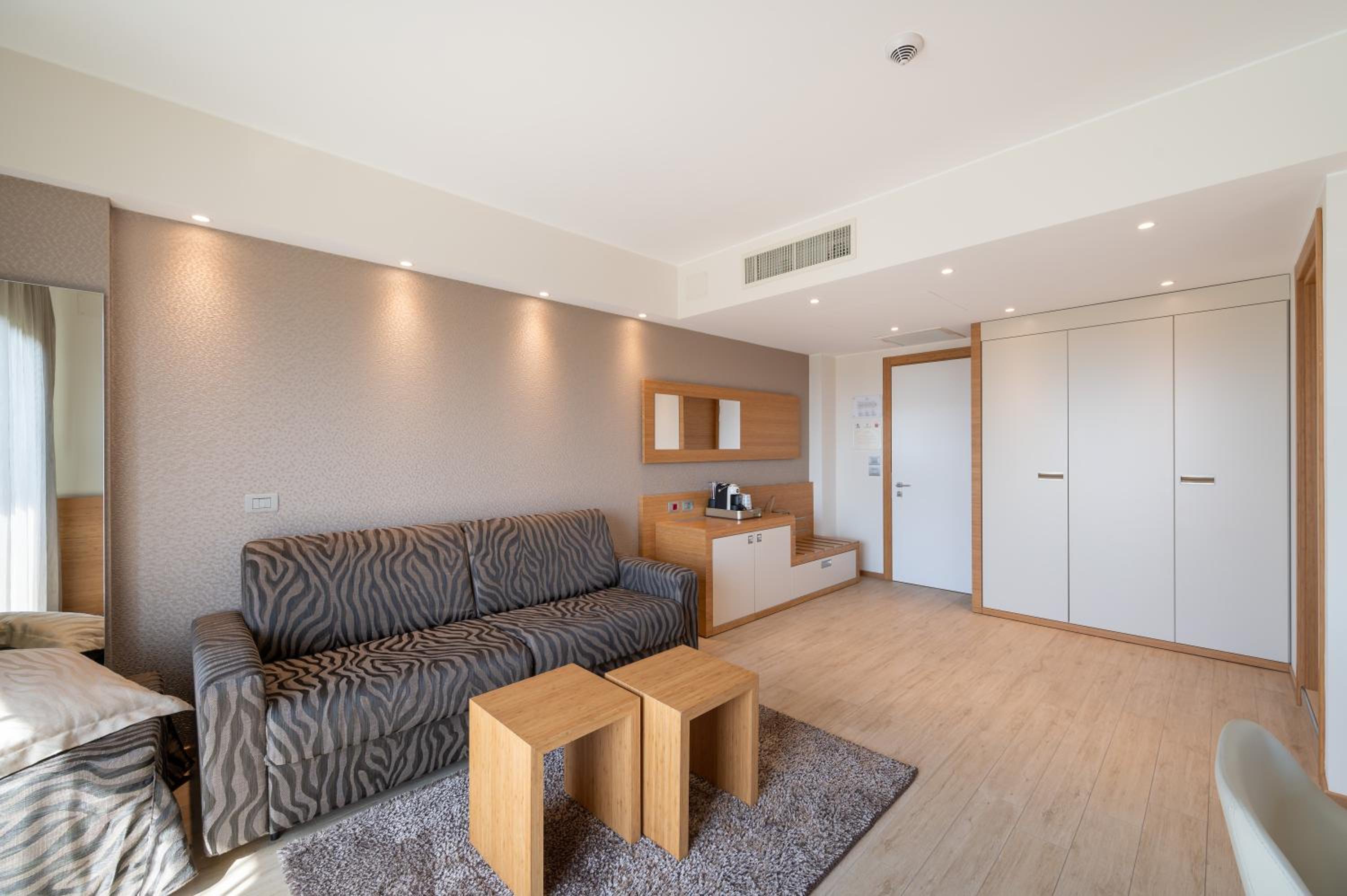 Junior Suite with Lateral Sea View - Photo 9