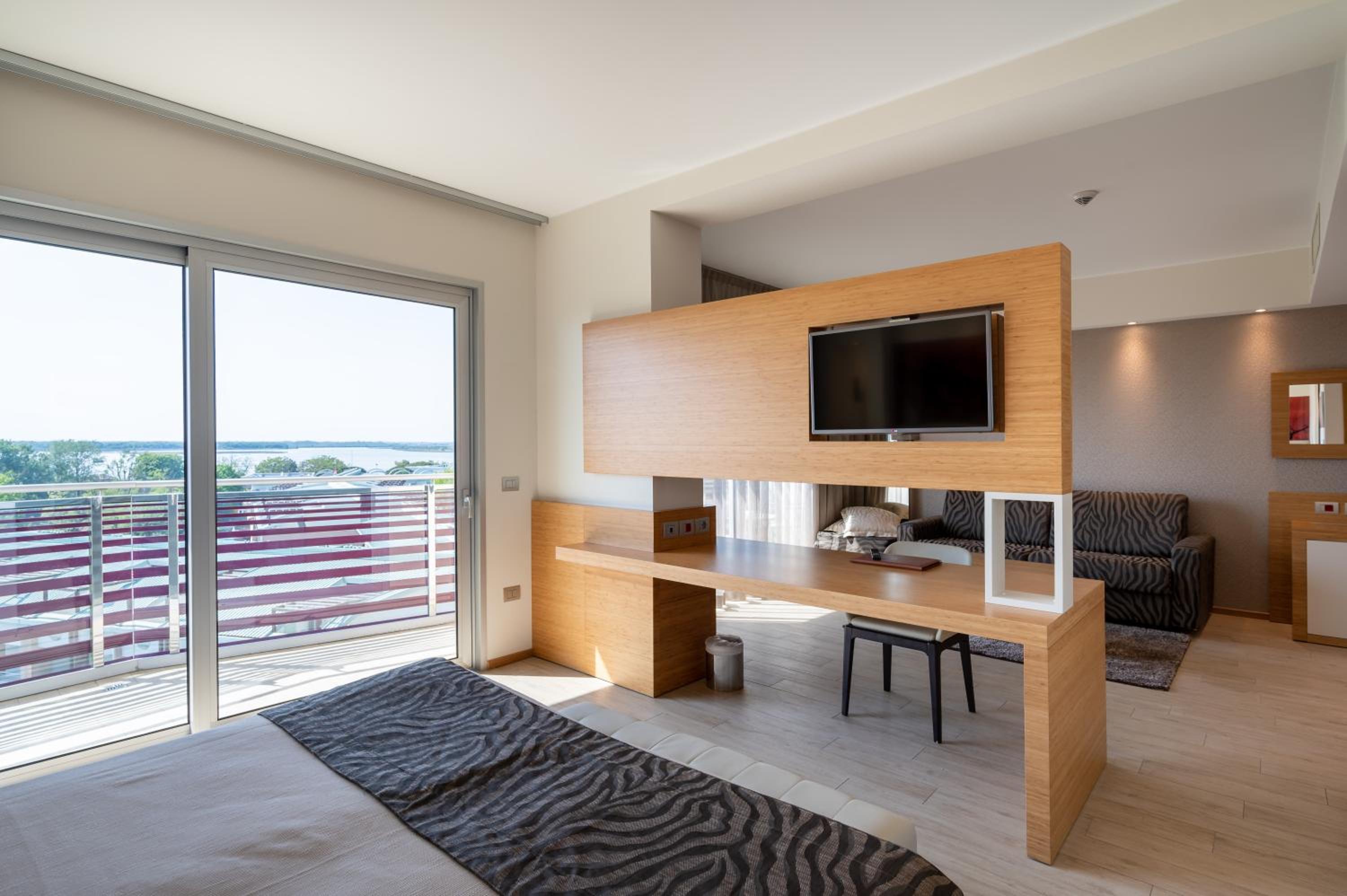 Junior Suite with Lateral Sea View - Photo 18